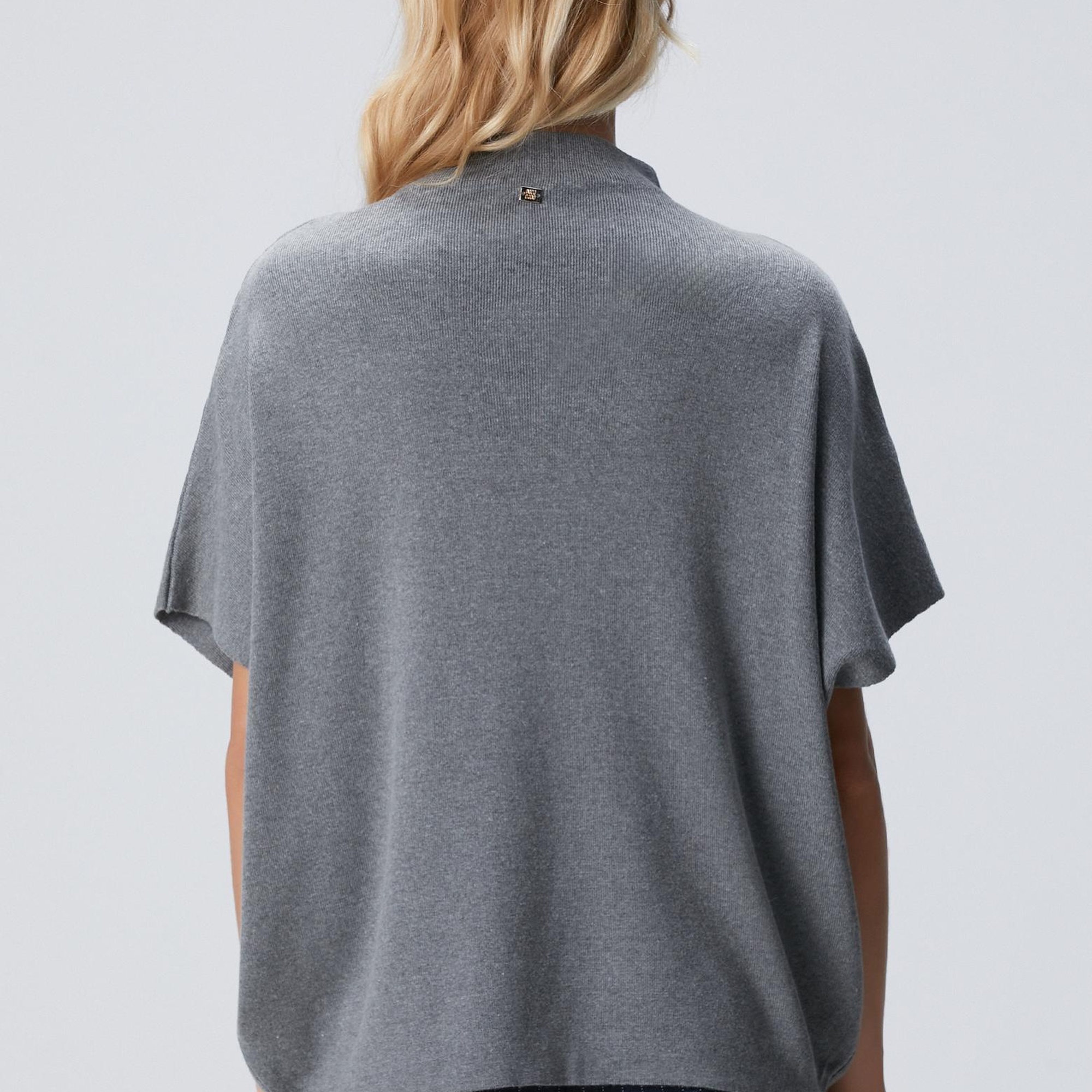 Network Kadın Gri Dik Yaka Kısa Kollu Nervür Detaylı Kazak