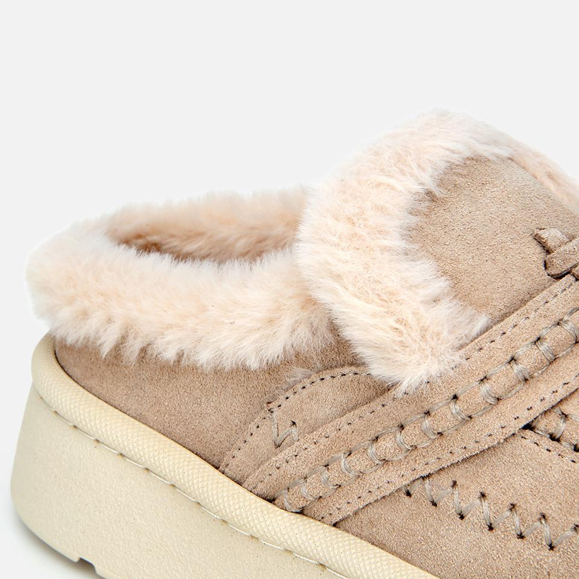 Kadın Süet Deri Bej İçi Kürklü Püskül Detaylı Düz Terlik