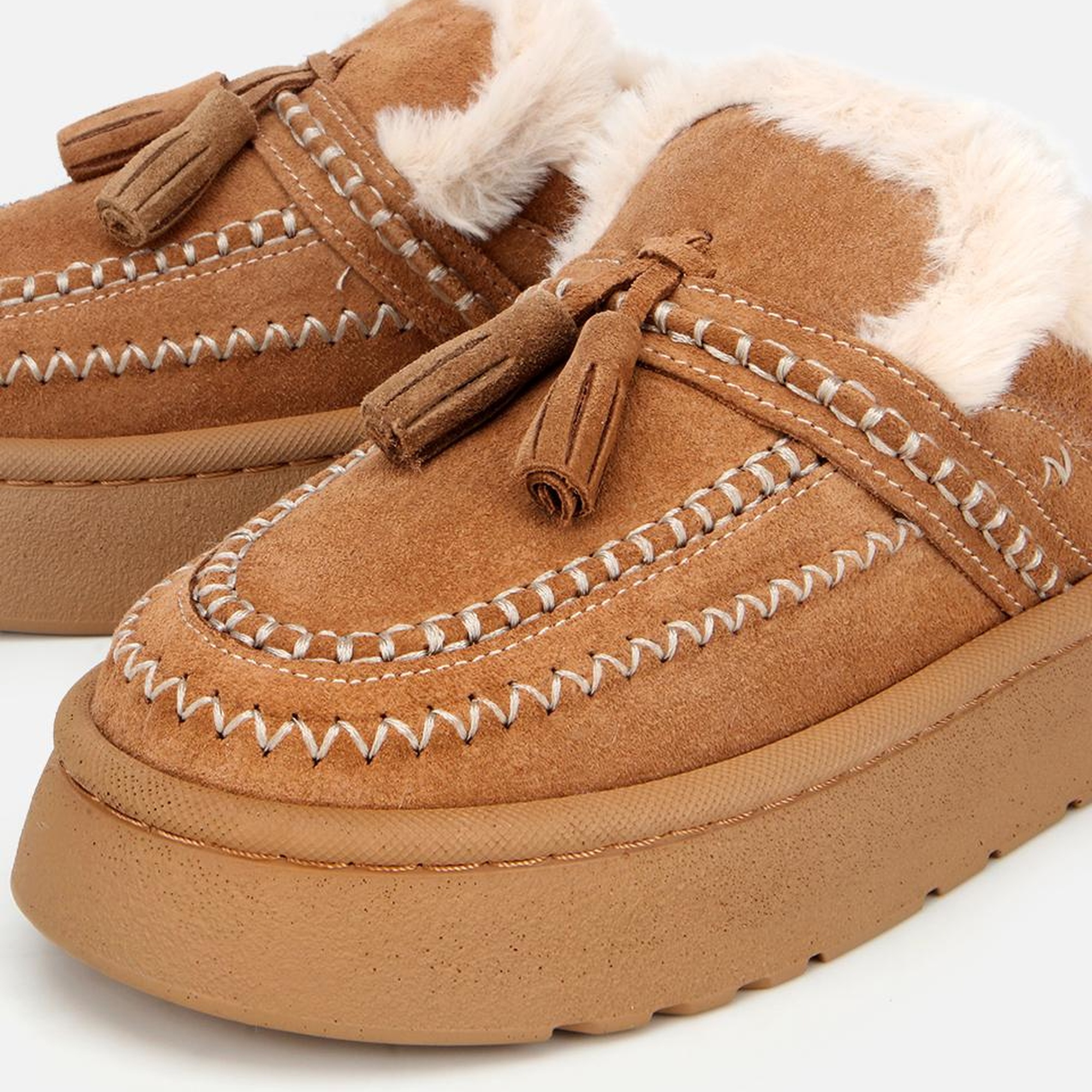 Kadın Süet Deri Taba İçi Kürklü Püskül Detaylı Düz Terlik