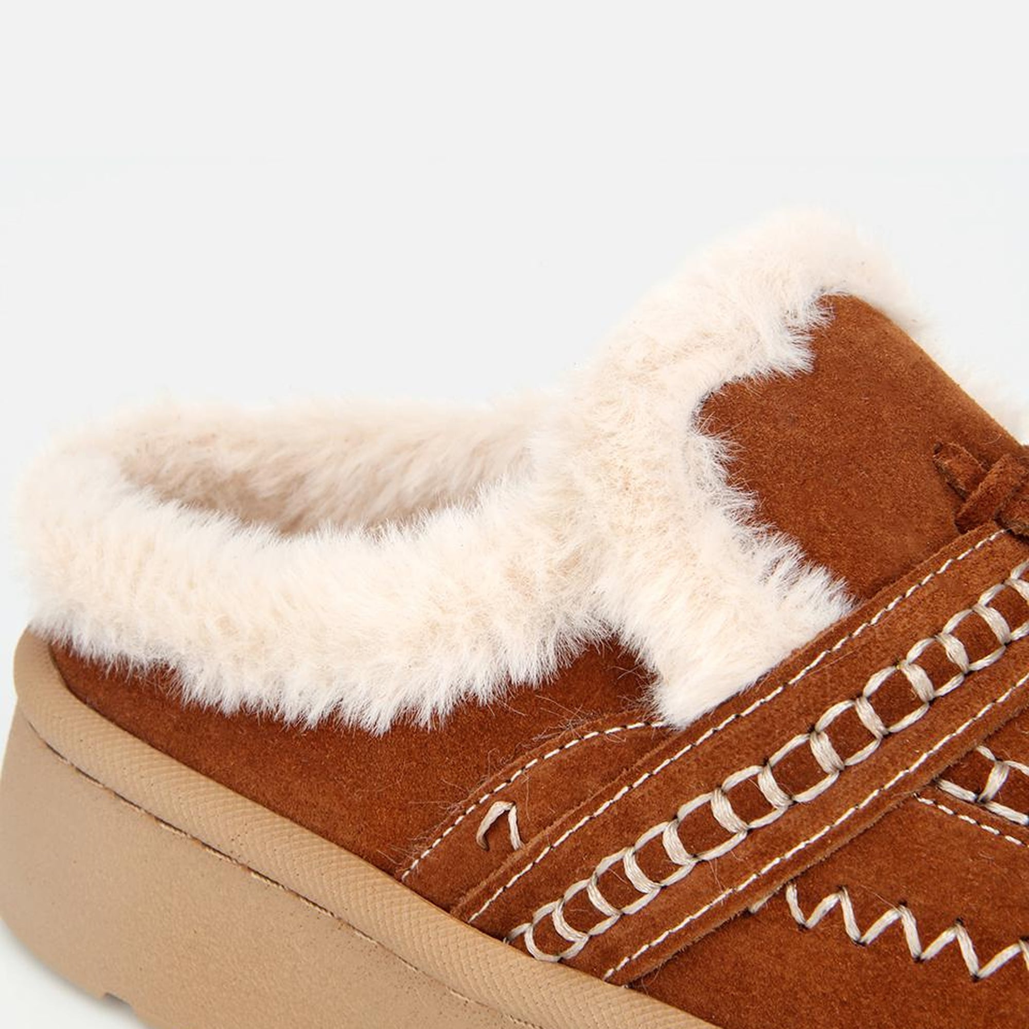 Kadın Süet Deri Kahverengi İçi Kürklü Püskül Detaylı Düz Terlik