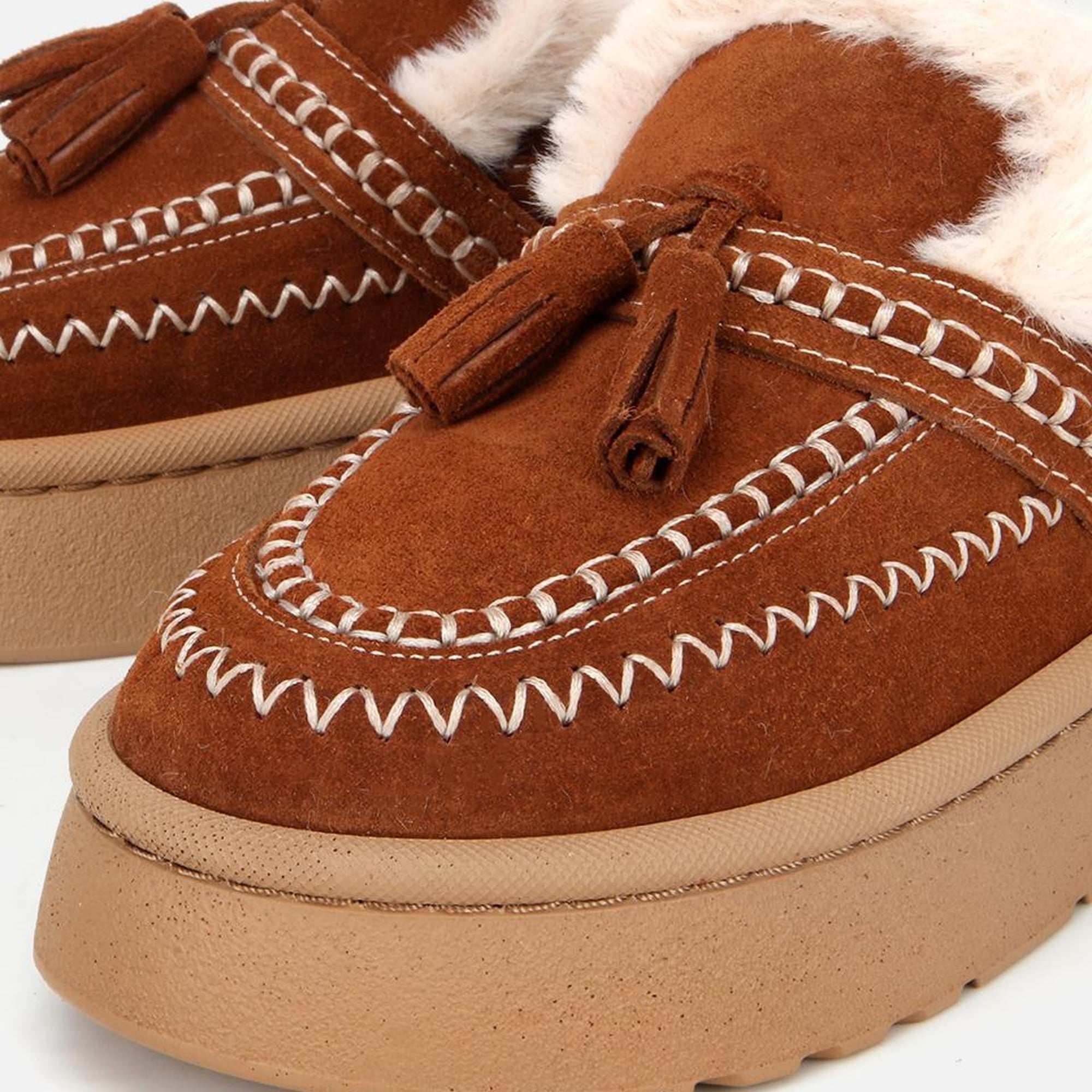 Kadın Süet Deri Kahverengi İçi Kürklü Püskül Detaylı Düz Terlik