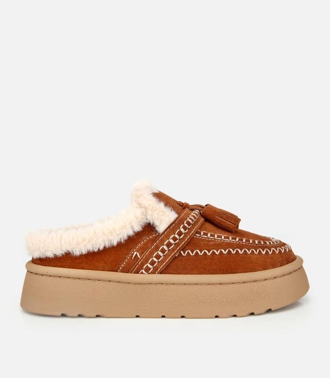  Kadın Süet Deri Kahverengi İçi Kürklü Püskül Detaylı Düz Terlik