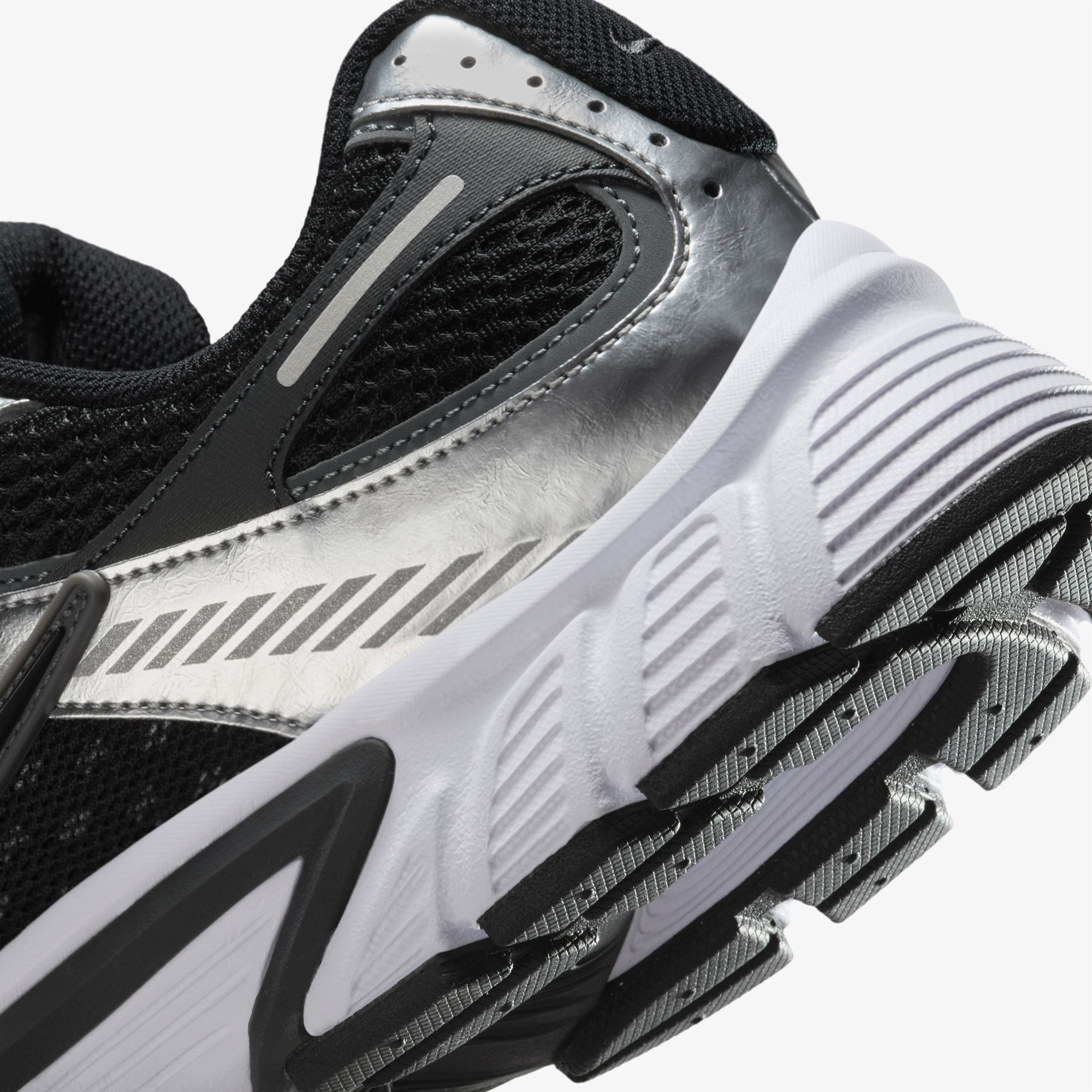 Nike V5 RNR Erkek Siyah Spor Ayakkabı