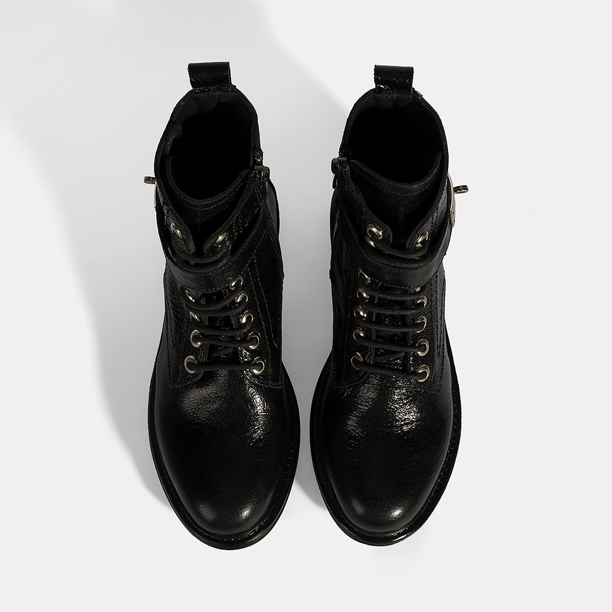 Kadın Siyah Bağcıklı Metal Aksesuarlı Deri Postal Bot