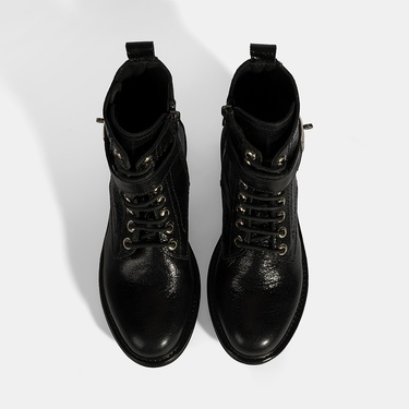  Kadın Siyah Bağcıklı Metal Aksesuarlı Deri Postal Bot