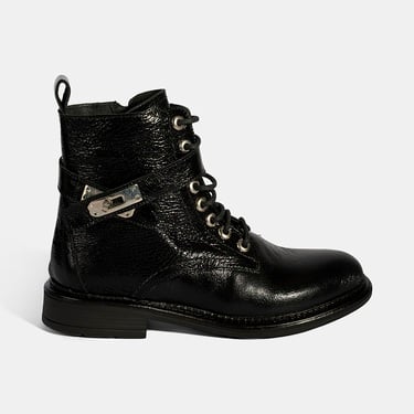  Kadın Siyah Bağcıklı Metal Aksesuarlı Deri Postal Bot