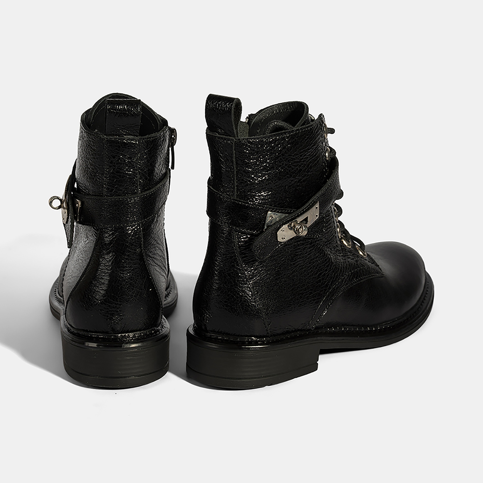 Kadın Siyah Bağcıklı Metal Aksesuarlı Deri Postal Bot