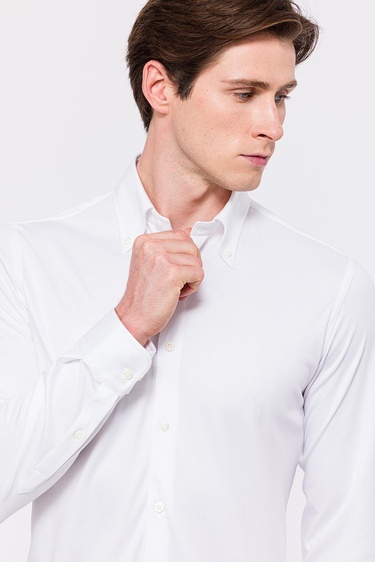  Erkek Beyaz Cooper Fit Düğmeli Yaka İnterlock Gömlek