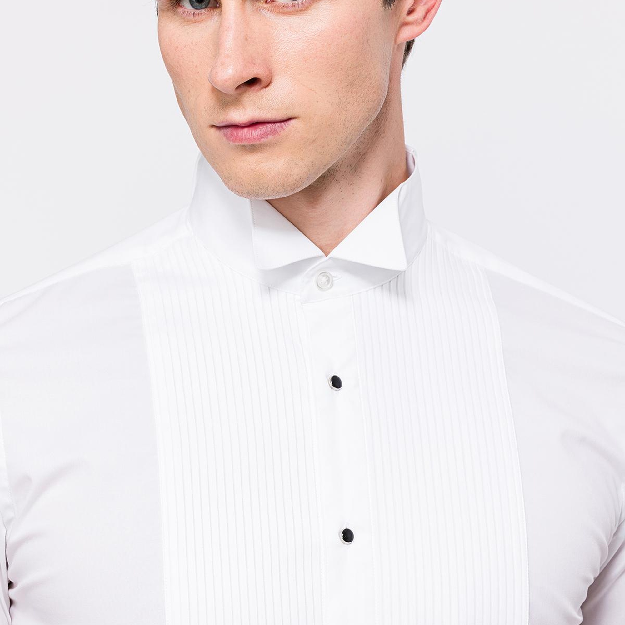 Erkek Beyaz Oliver Fit Ata Yaka Kol Düğmeli Metal Düğme Pilili Smokin Gömleği