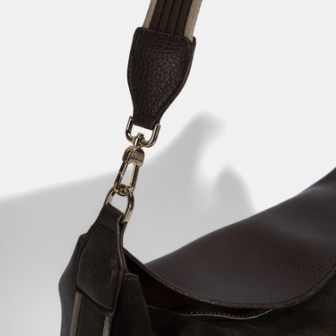  Kadın Kahve Püskül Aksesuarlı Omuz Çantası