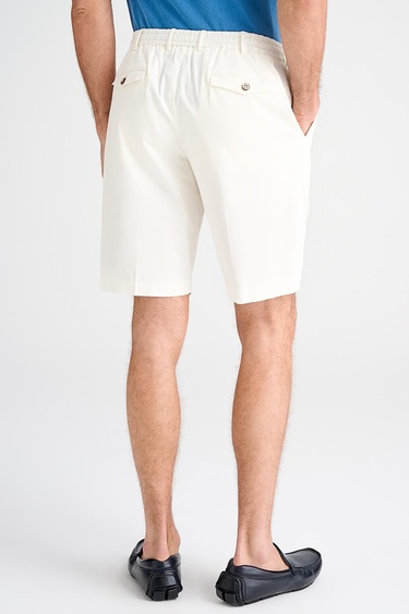  Erkek Beyaz Büzgülü Elastik Bel Bantlı Pilili Bermuda Şort