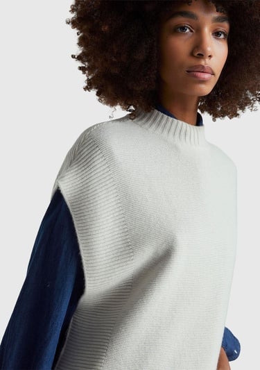  Kadın Krem Yün Karışımlı Ribana Detaylı Yırtmaçlı Kolsuz Kazak