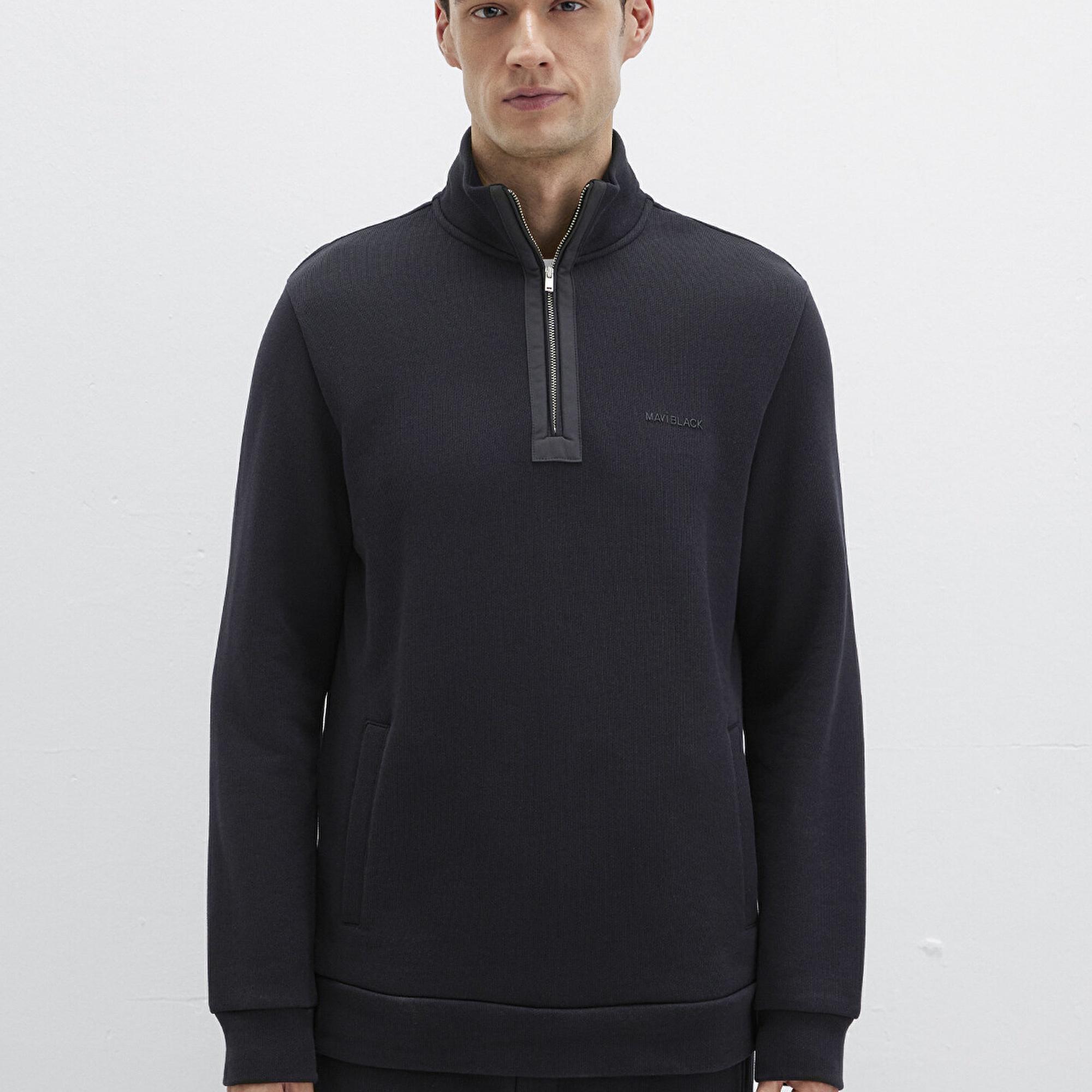 Mavi Yarı Fermuarlı Siyah Sweatshirt 0S10477-900