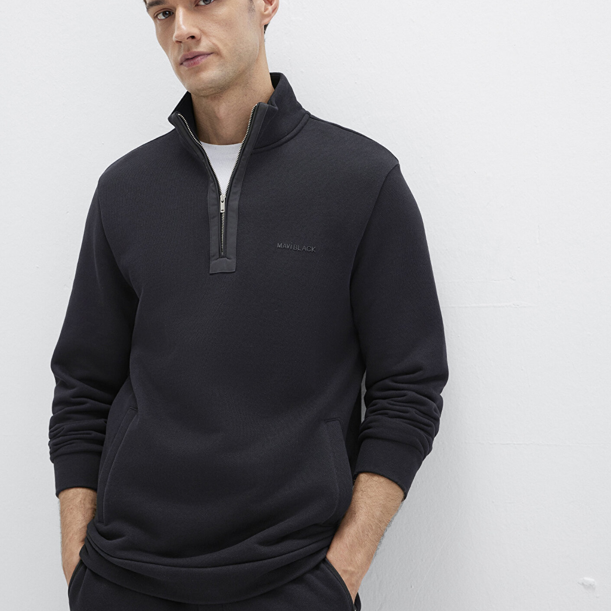 Mavi Yarı Fermuarlı Siyah Sweatshirt 0S10477-900