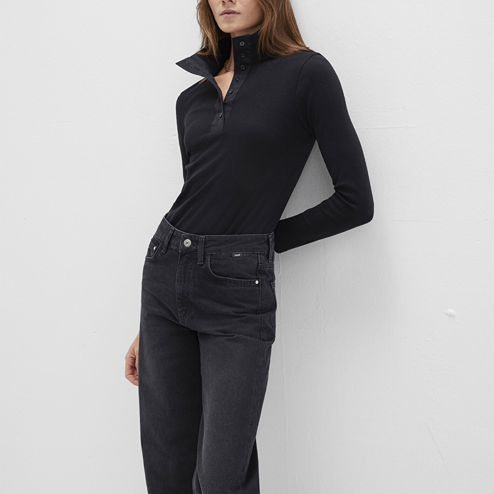 Mavi Düğme Detaylı Dik Yaka Siyah Tişört Fitted / Vücuda Oturan Kesim 1613614-900