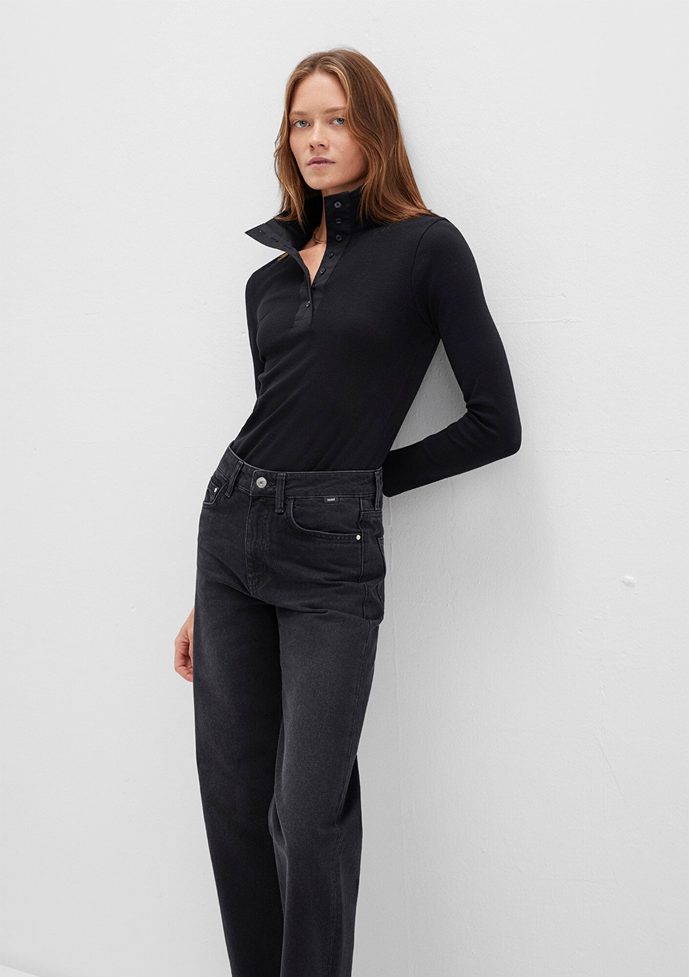  Mavi Düğme Detaylı Dik Yaka Siyah Tişört Fitted / Vücuda Oturan Kesim 1613614-900