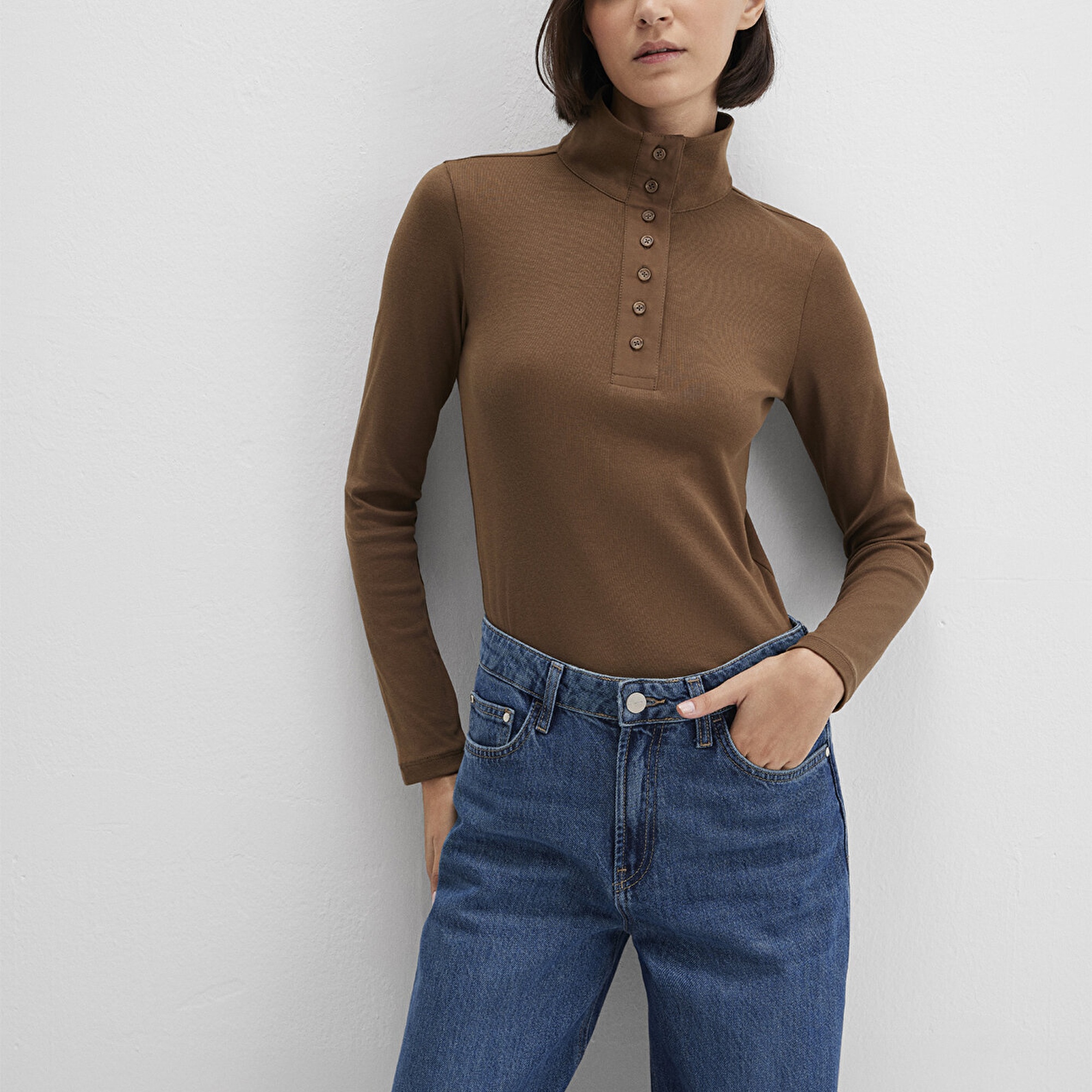 Mavi Düğme Detaylı Dik Yaka Kahverengi Tişört Fitted / Vücuda Oturan Kesim 1613614-71590