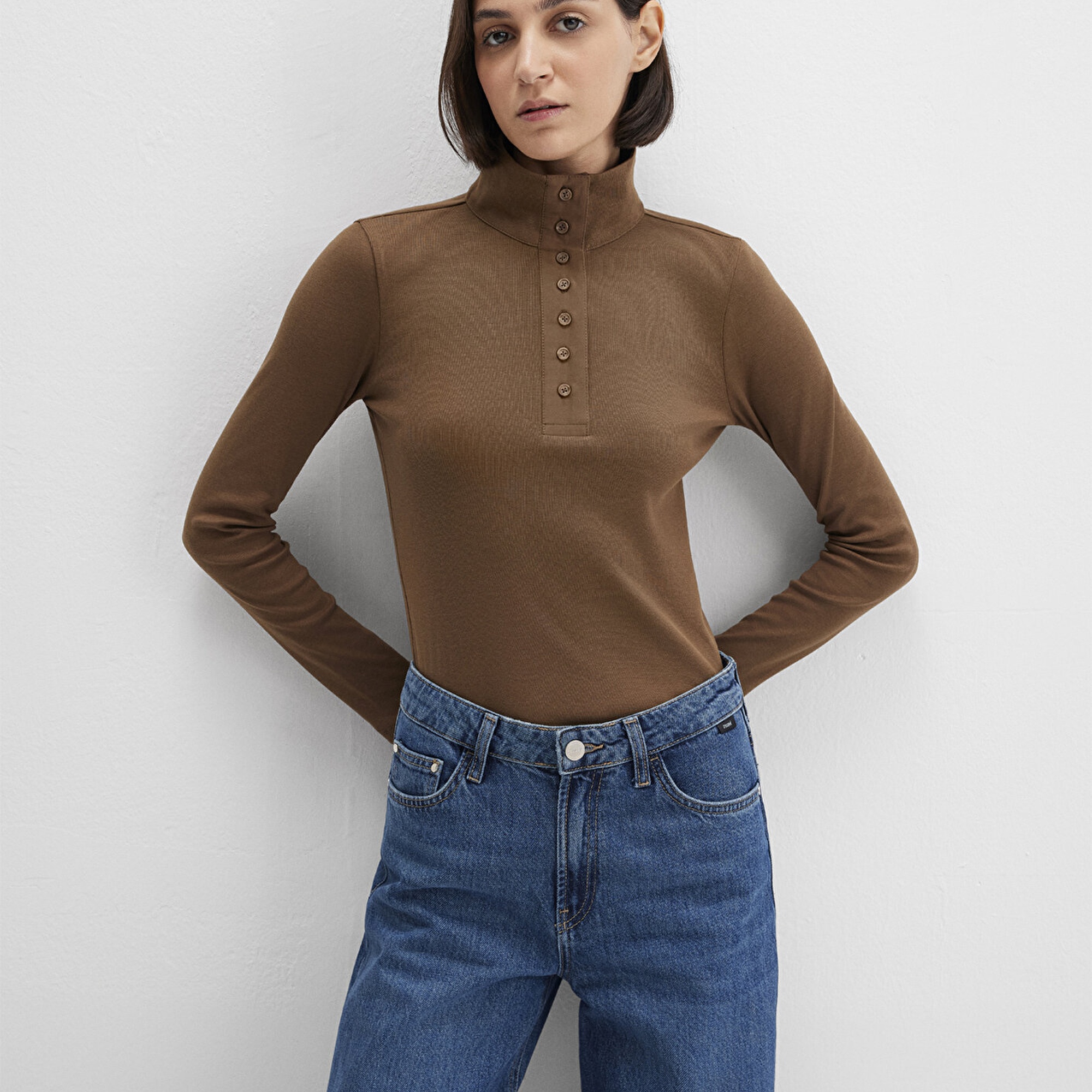 Mavi Düğme Detaylı Dik Yaka Kahverengi Tişört Fitted / Vücuda Oturan Kesim 1613614-71590