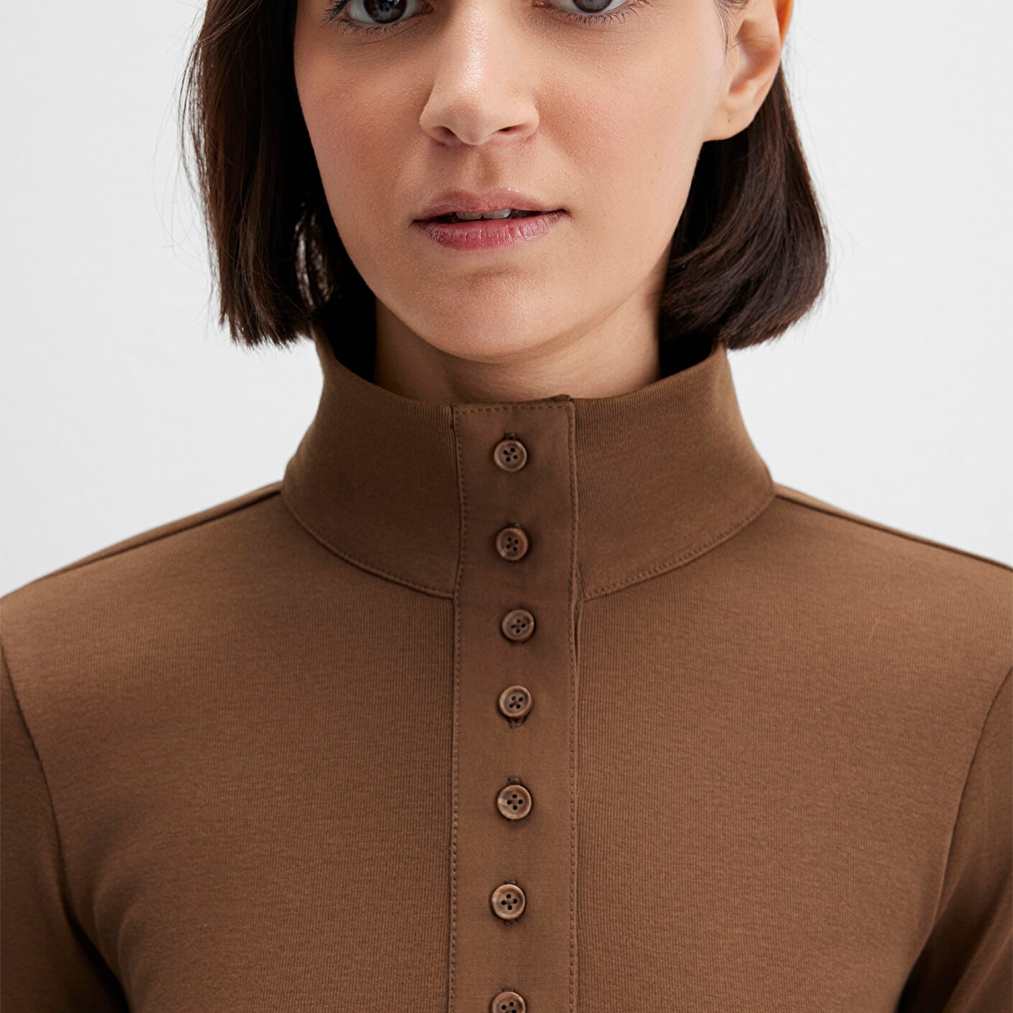 Mavi Düğme Detaylı Dik Yaka Kahverengi Tişört Fitted / Vücuda Oturan Kesim 1613614-71590