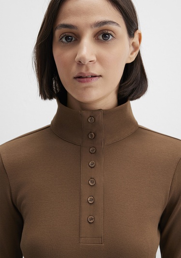  Mavi Düğme Detaylı Dik Yaka Kahverengi Tişört Fitted / Vücuda Oturan Kesim 1613614-71590