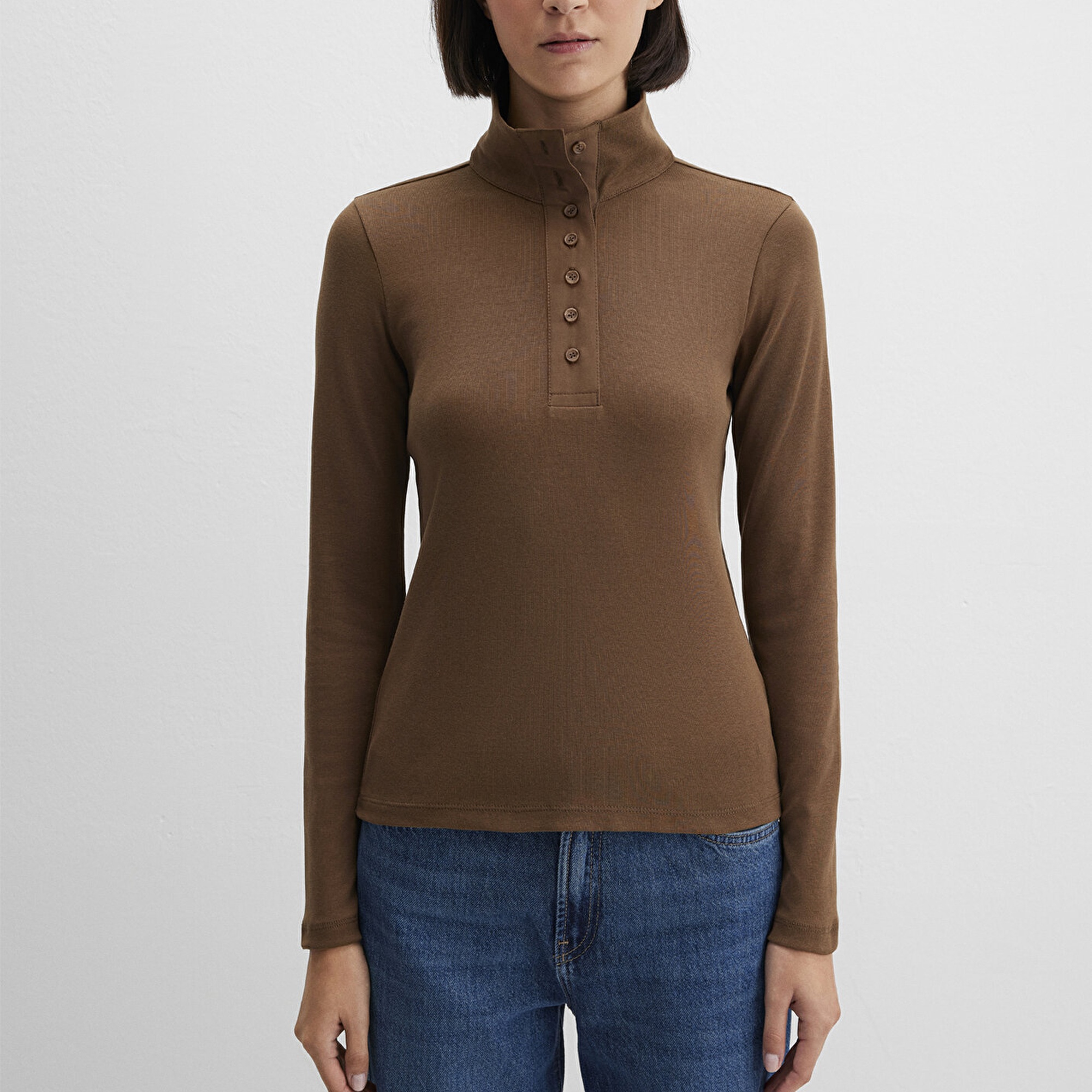 Mavi Düğme Detaylı Dik Yaka Kahverengi Tişört Fitted / Vücuda Oturan Kesim 1613614-71590