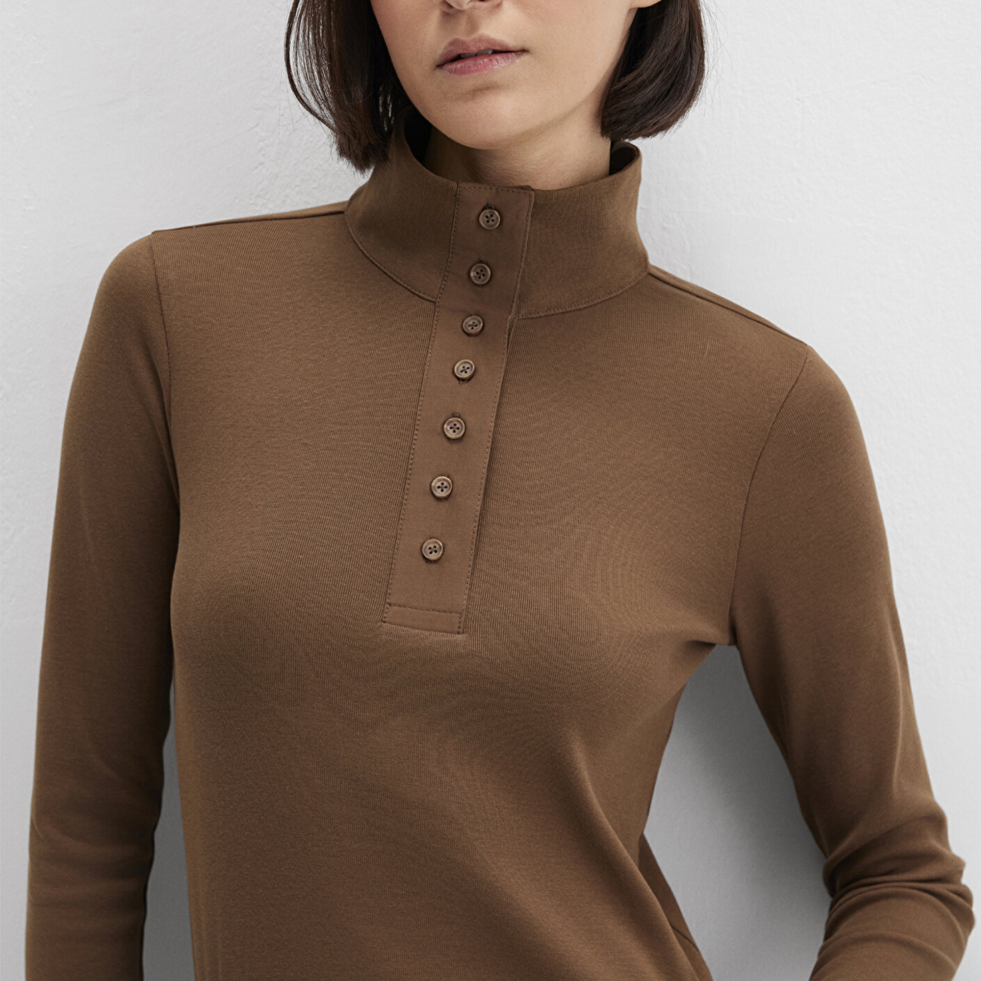 Mavi Düğme Detaylı Dik Yaka Kahverengi Tişört Fitted / Vücuda Oturan Kesim 1613614-71590