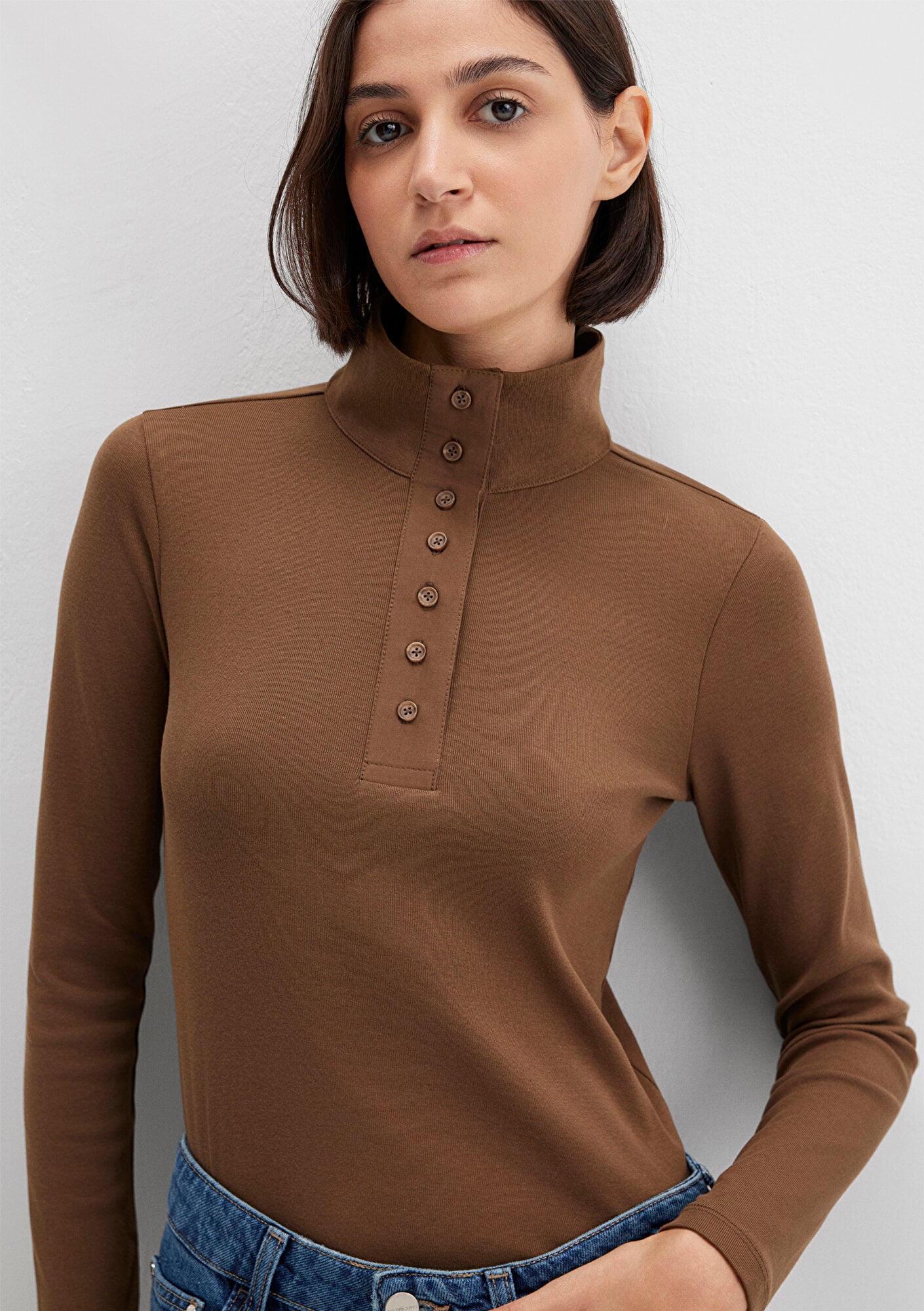  Mavi Düğme Detaylı Dik Yaka Kahverengi Tişört Fitted / Vücuda Oturan Kesim 1613614-71590
