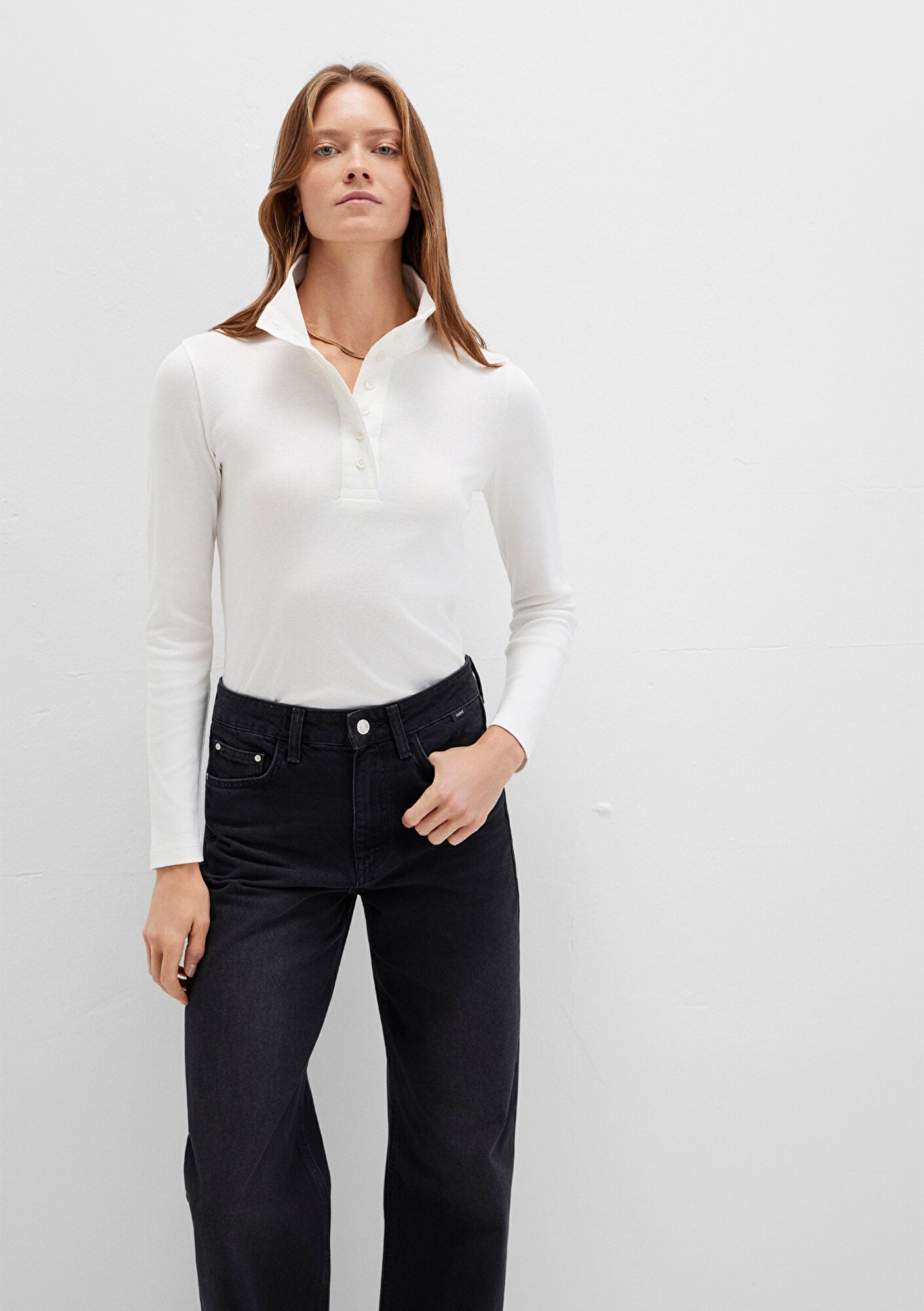  Mavi Düğme Detaylı Dik Yaka Ekru Tişört Fitted / Vücuda Oturan Kesim 1613614-70057