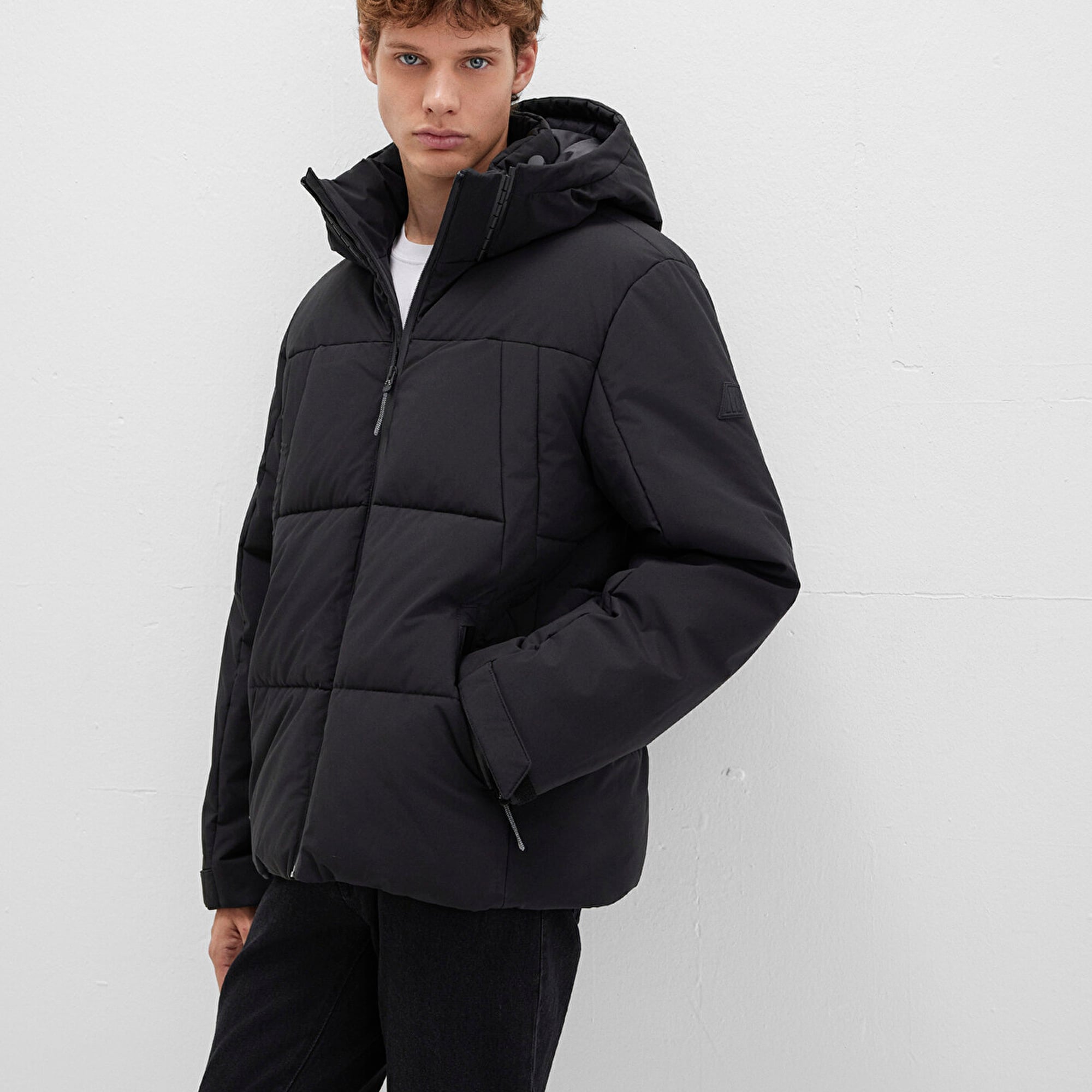 Mavi Kapüşonlu Siyah Şişme Mont 0110675-71379