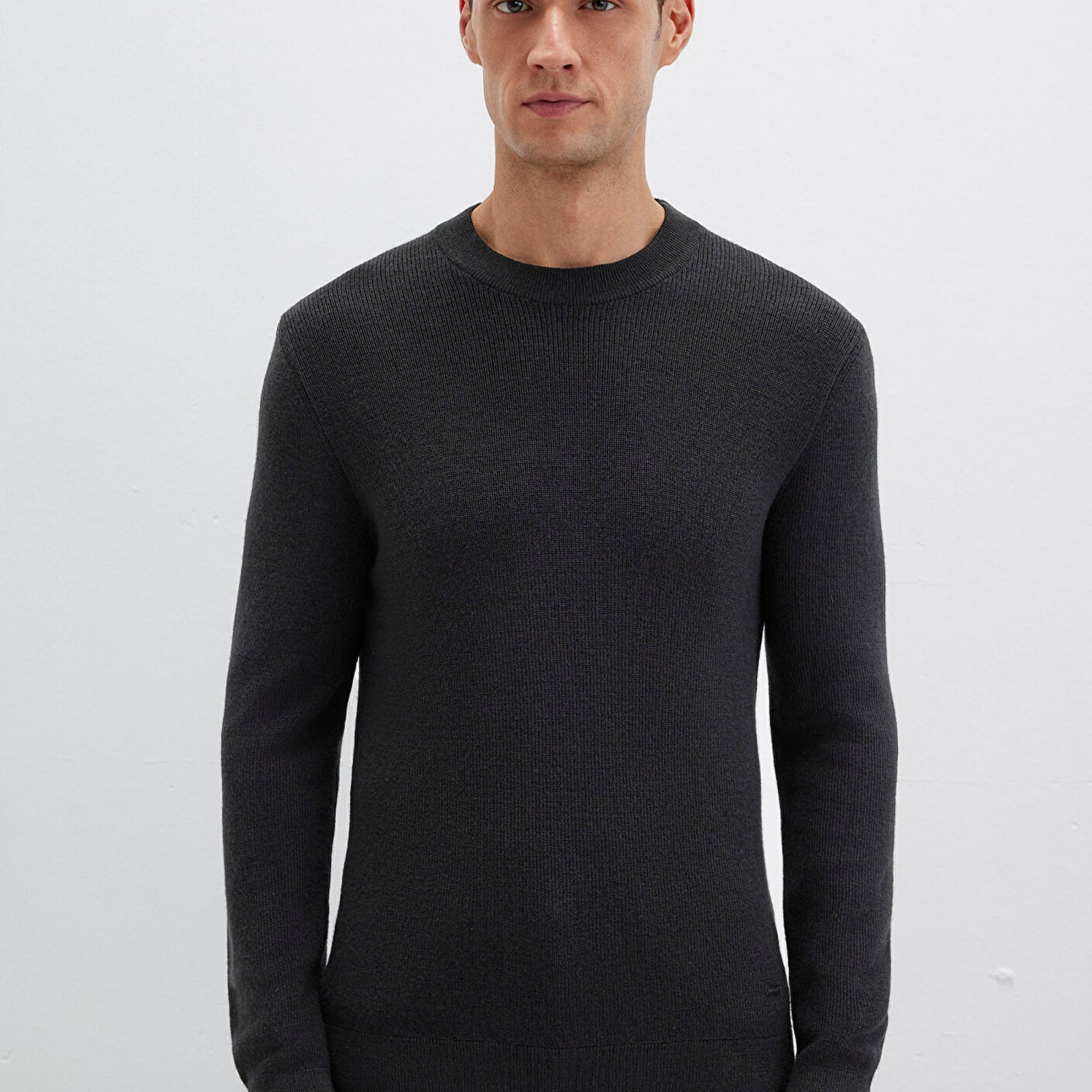 Mavi Yün Karışımlı Siyah Kazak Slim Fit / Dar Kesim 0710291-900