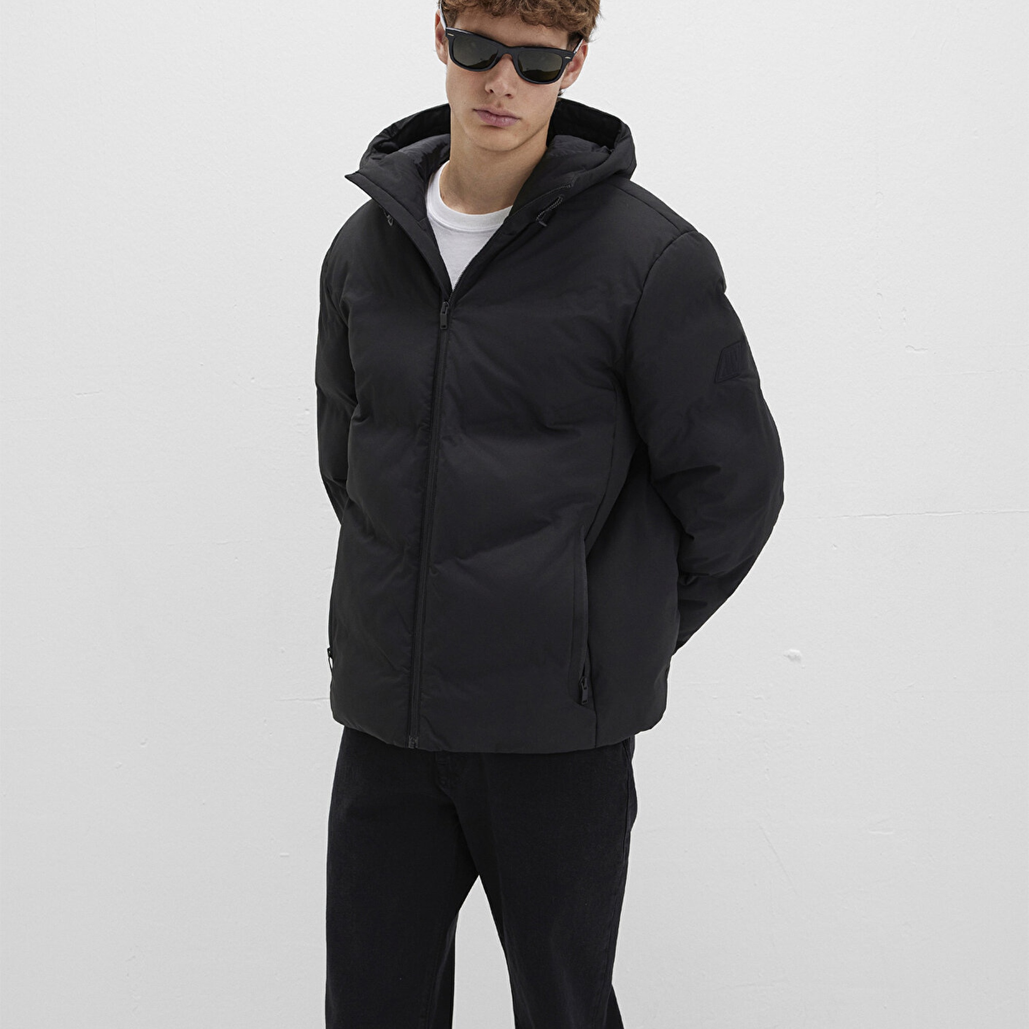 Mavi Kapüşonlu Siyah Şişme Mont 0110651-71379