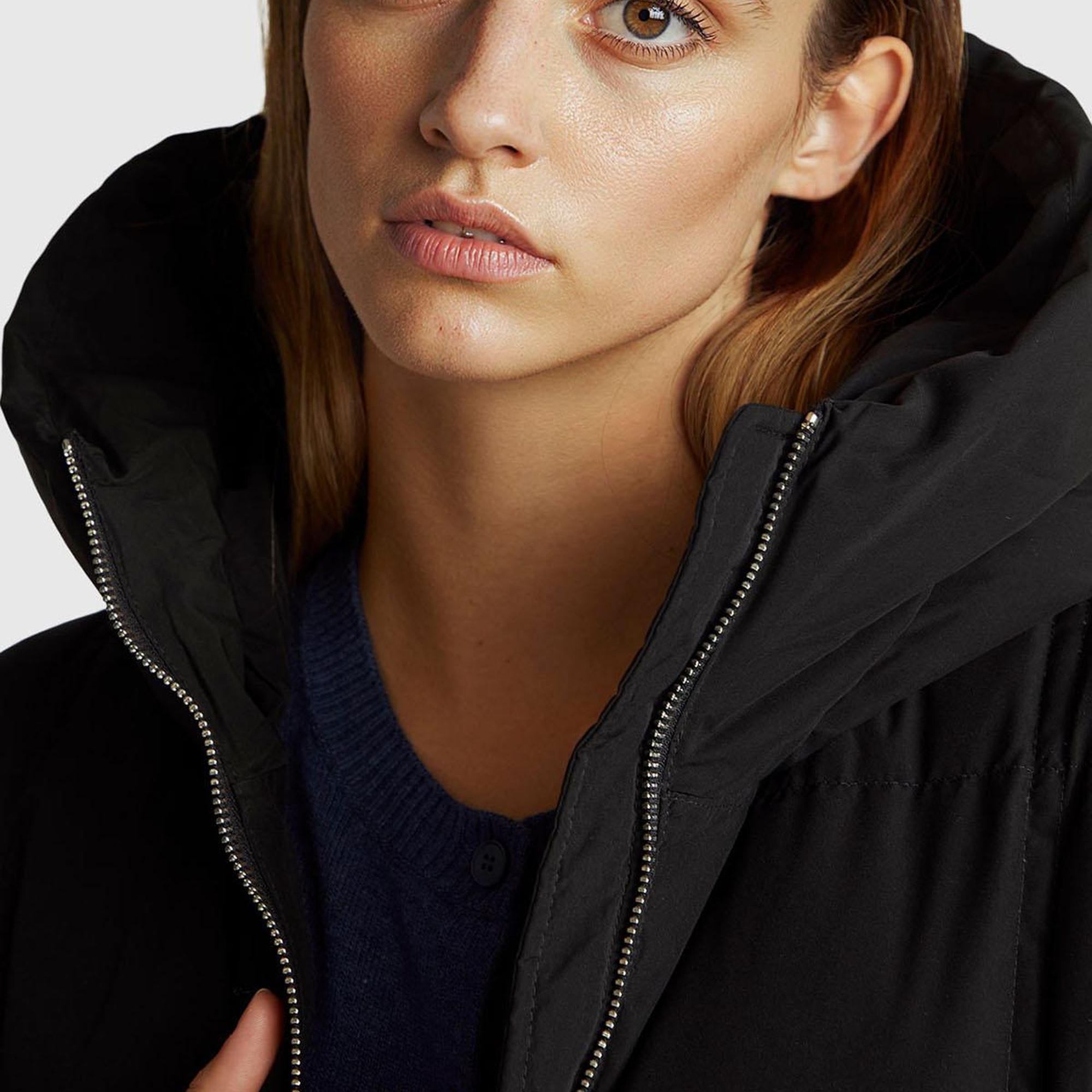 Kadın Siyah Kuş Tüyü Kapüşonlu Fermuarlı Kolu Lastikli Şişme Mont