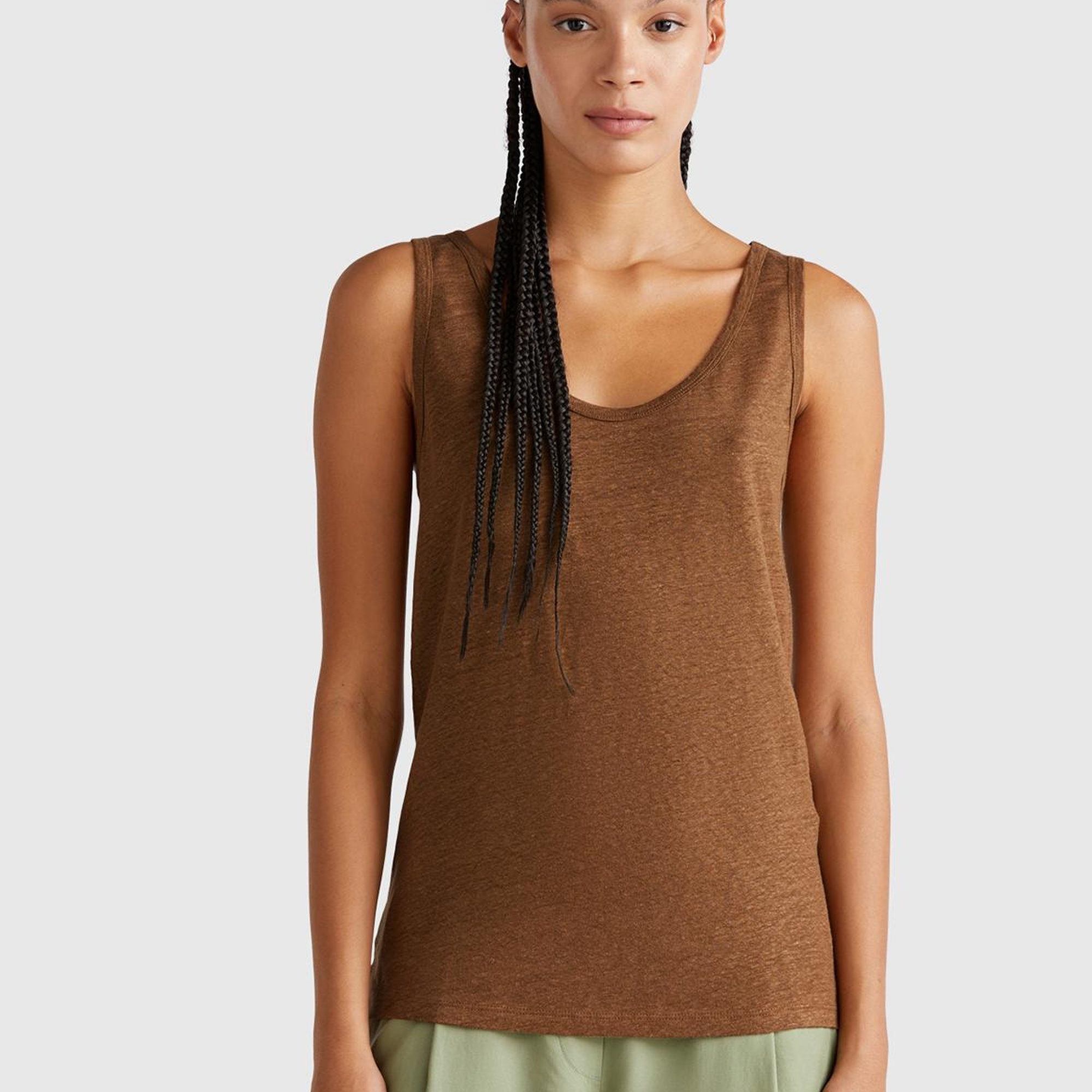 Kadın Kahverengi %100 Keten Yanları Yırtmaçlı Regular Fit Yuvarlak Yaka Atlet