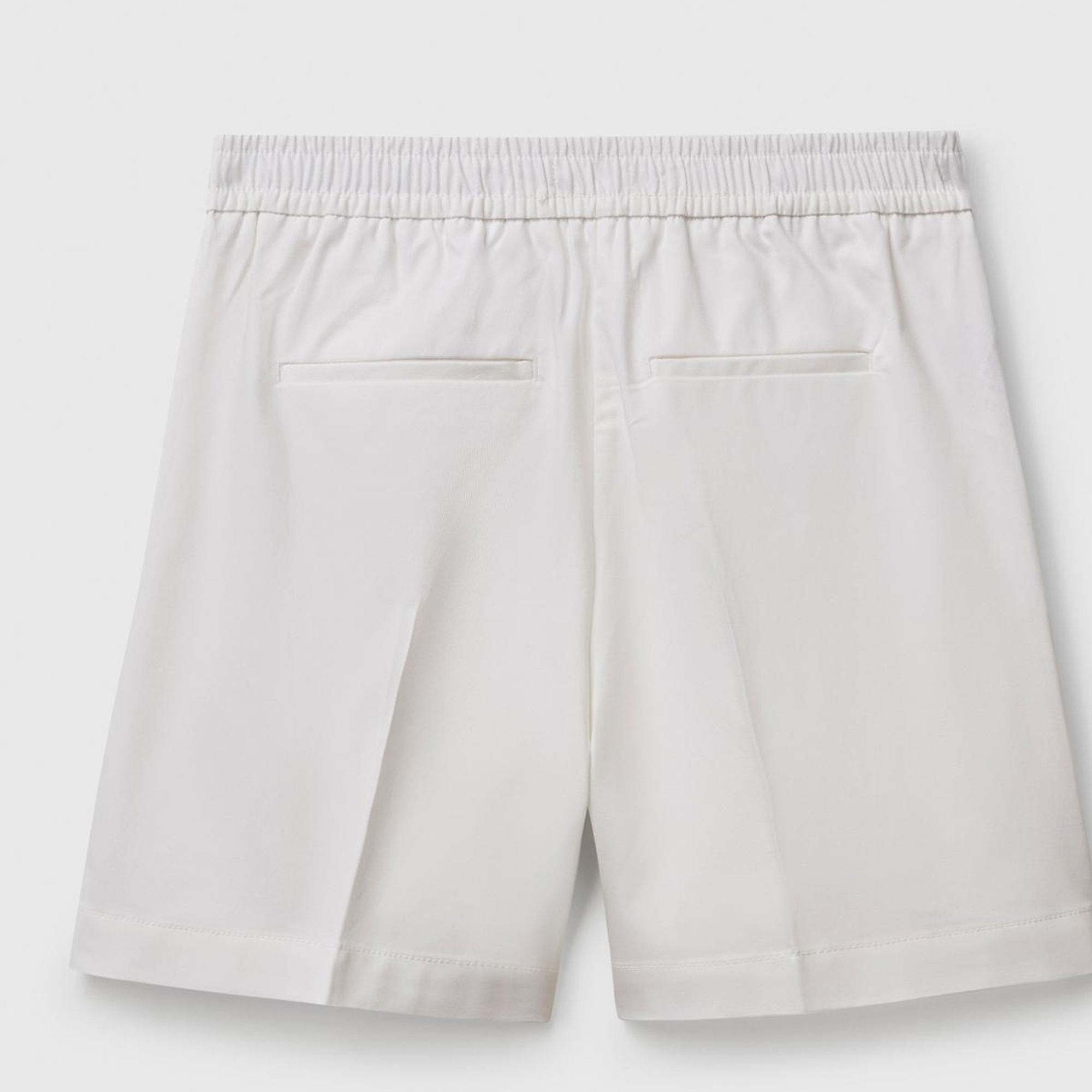 Kadın Beyaz Streç Pamuklu Arka Beli Lastikli Straight Fit Bermuda Şort