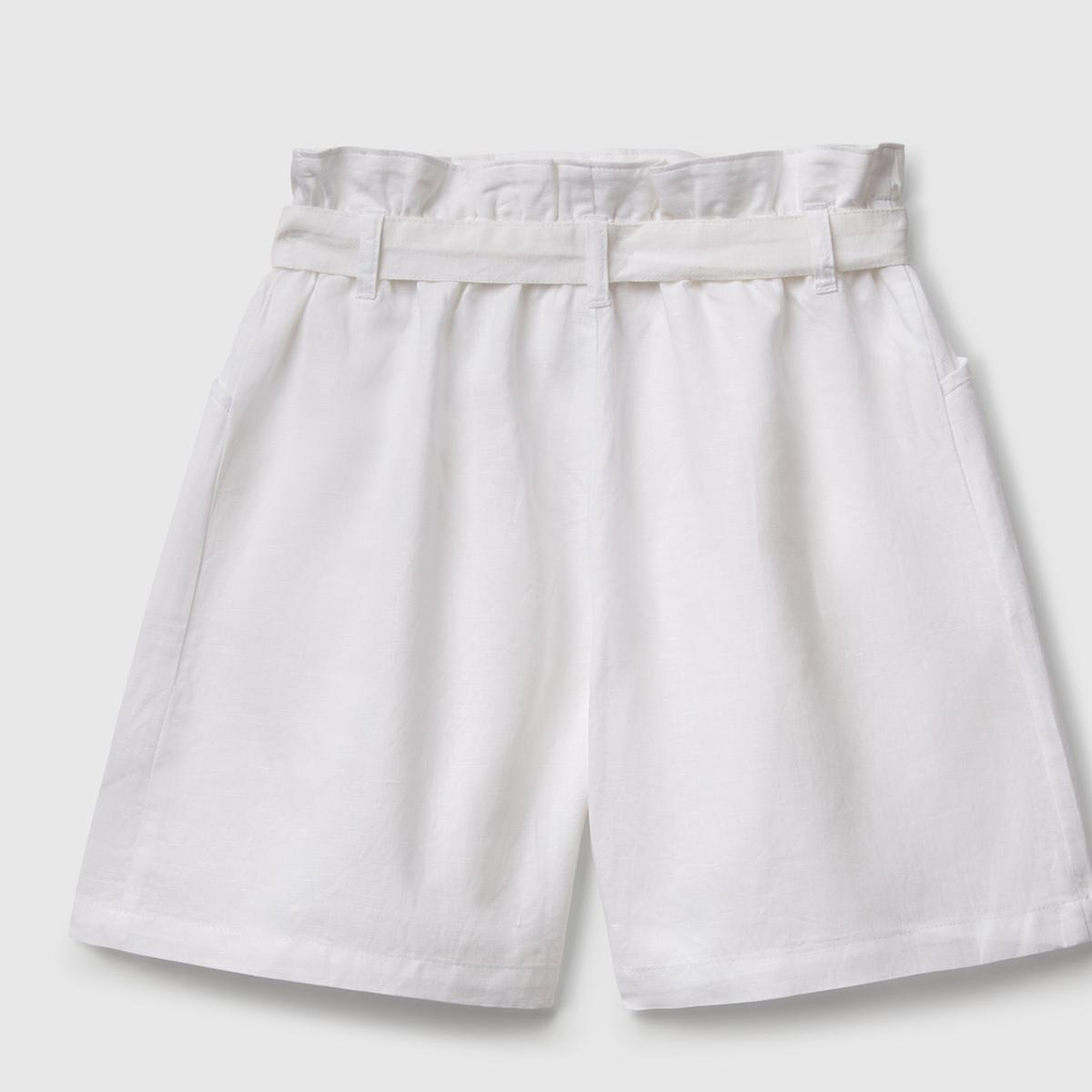 Kız Çocuk Beyaz Keten Karışımlı Beli Kuşaklı Wide Fit Bermuda Şort