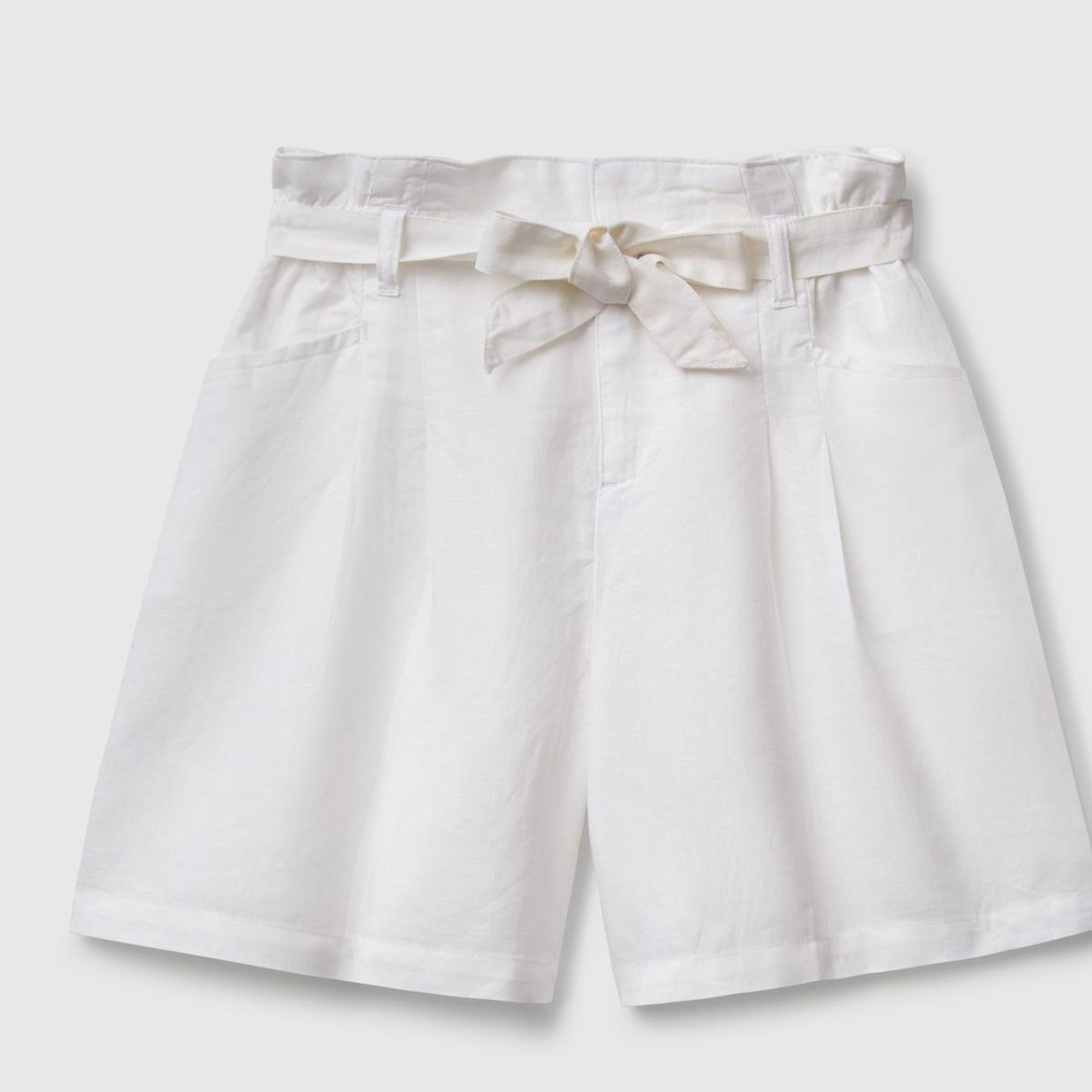 Kız Çocuk Beyaz Keten Karışımlı Beli Kuşaklı Wide Fit Bermuda Şort