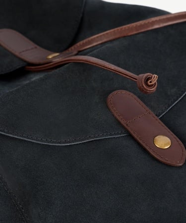  YARGICI Kapak Detaylı Süet Deri Sırt Çantası