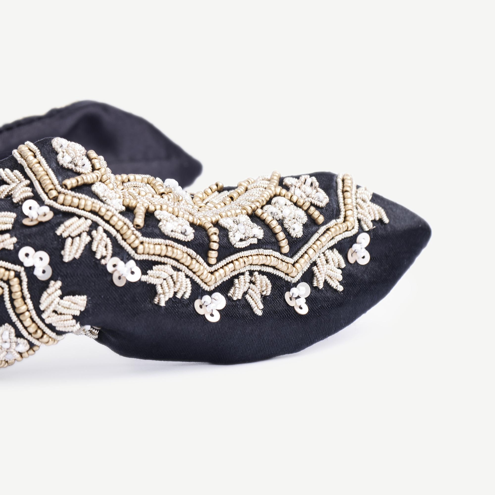 YARGICI Boncuk Detaylı Saten Taç