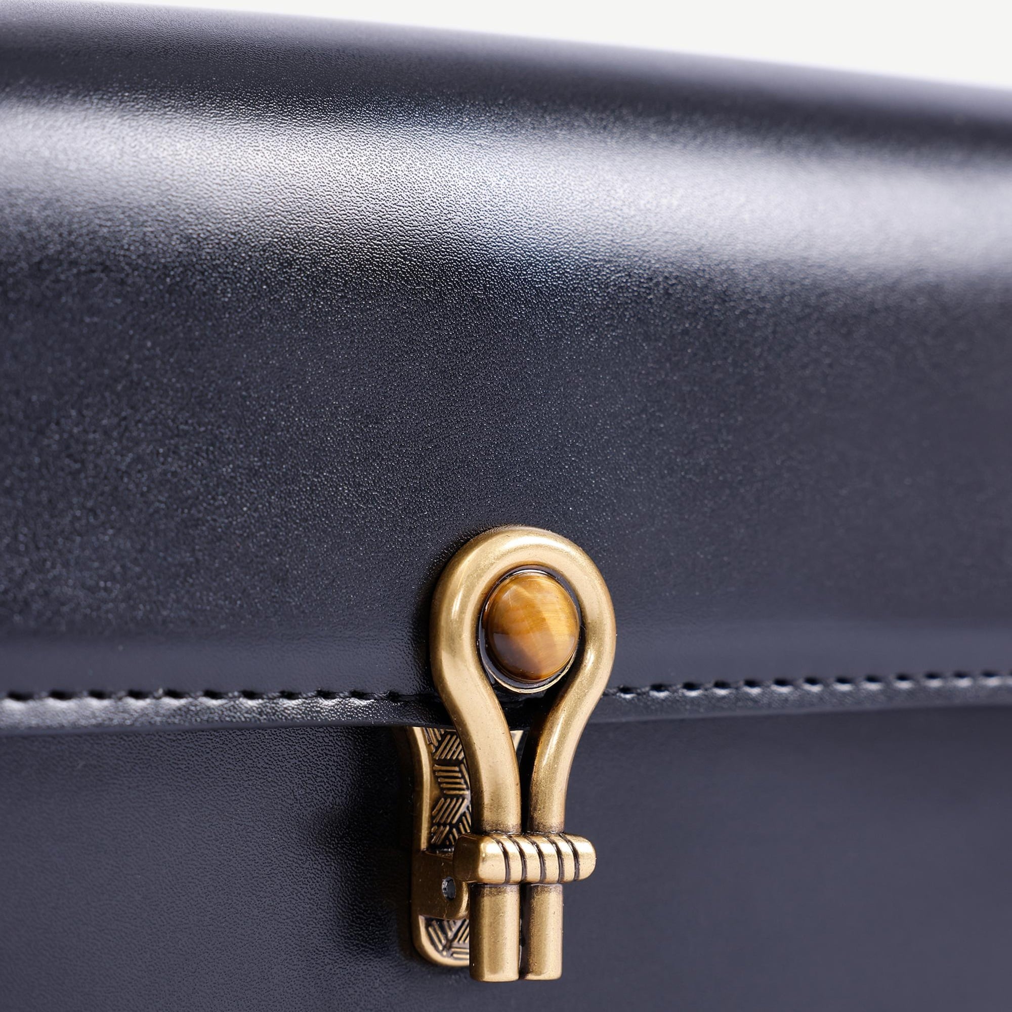 YARGICI Deri Görünümlü Toka Detaylı Omuz Çantası