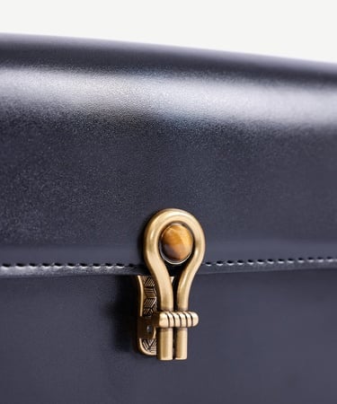  YARGICI Deri Görünümlü Toka Detaylı Omuz Çantası