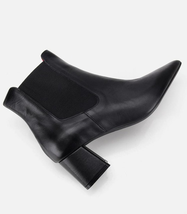  Kadın Deri Siyah Yumuşak Dokulu Lastik Detaylı Topuklu Bot