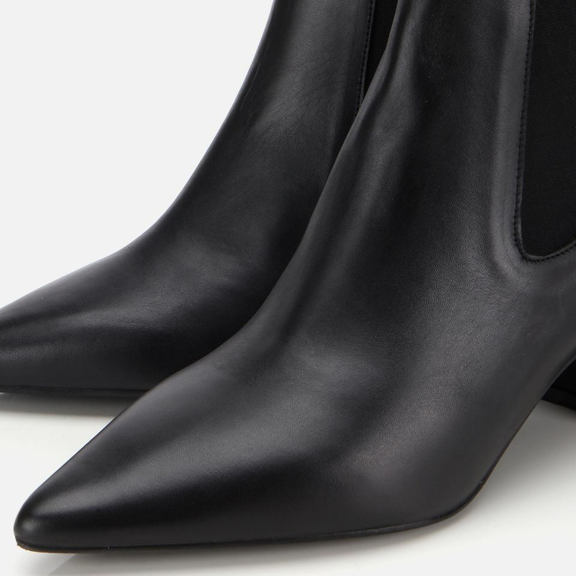 Kadın Deri Siyah Yumuşak Dokulu Lastik Detaylı Topuklu Bot