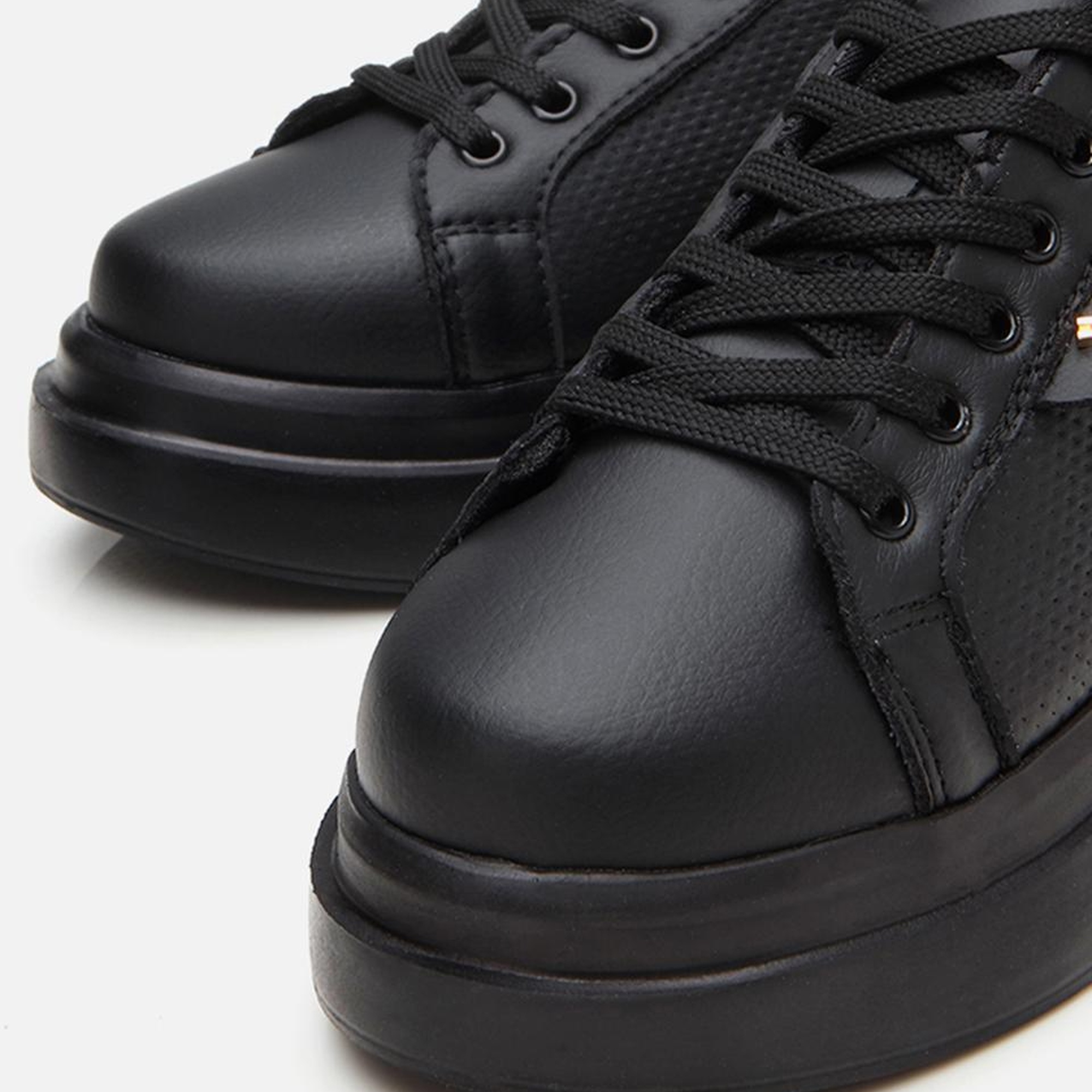 Kadın Siyah Kalın Tabanlı Spor Ayakkabı