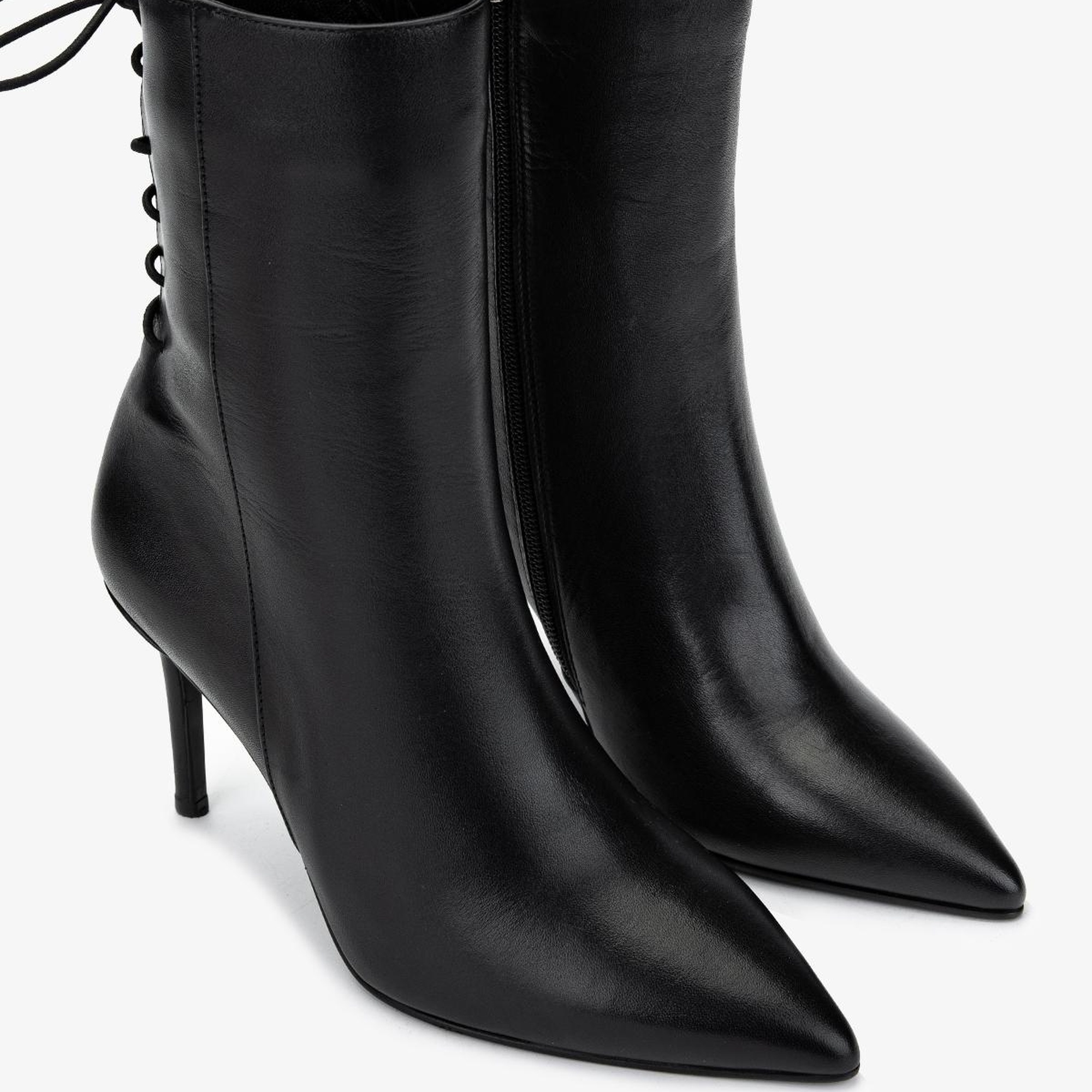 Valmenti Kadın . Siyah Deri Topuklu Bot