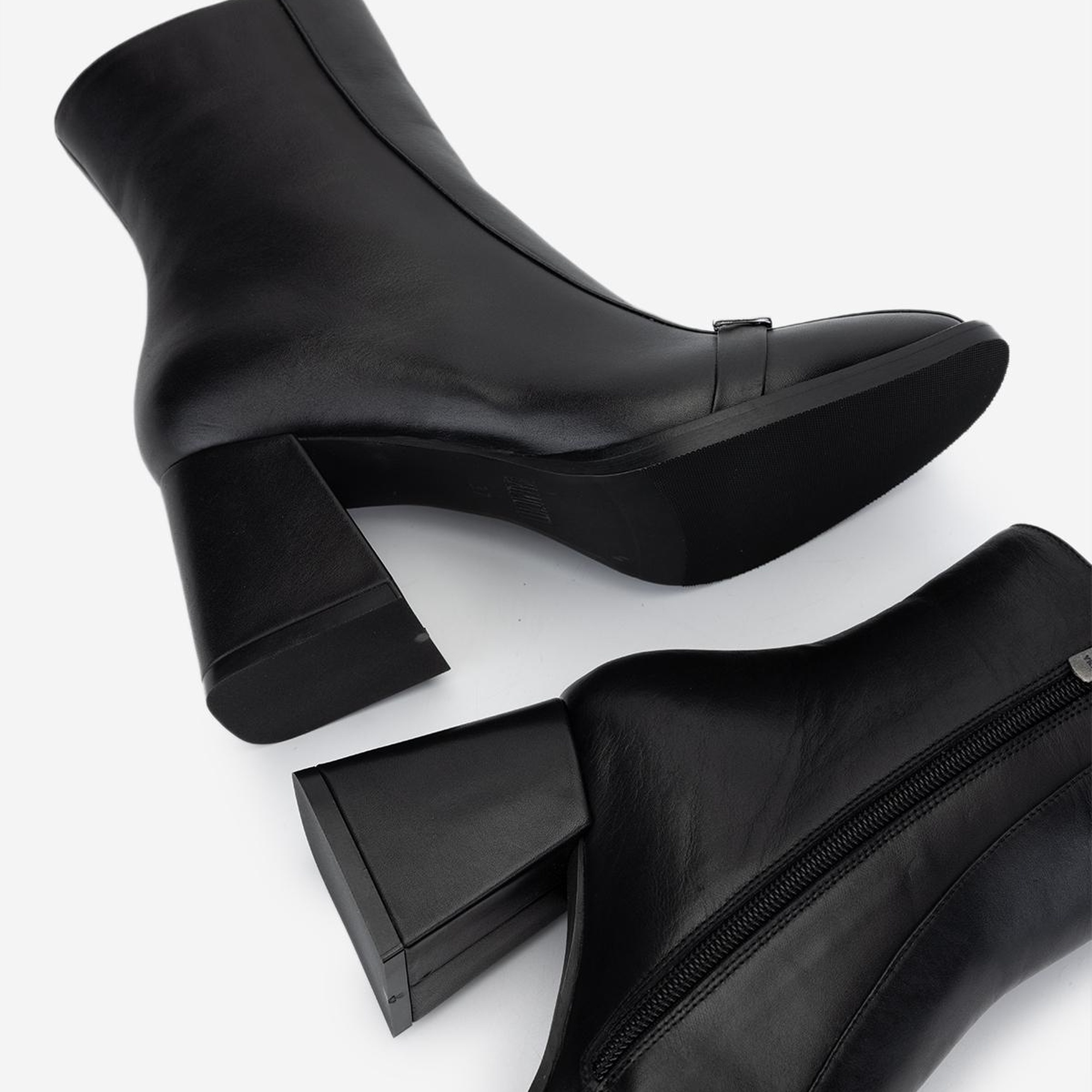 Valmenti Kadın . Siyah Deri Topuklu Bot