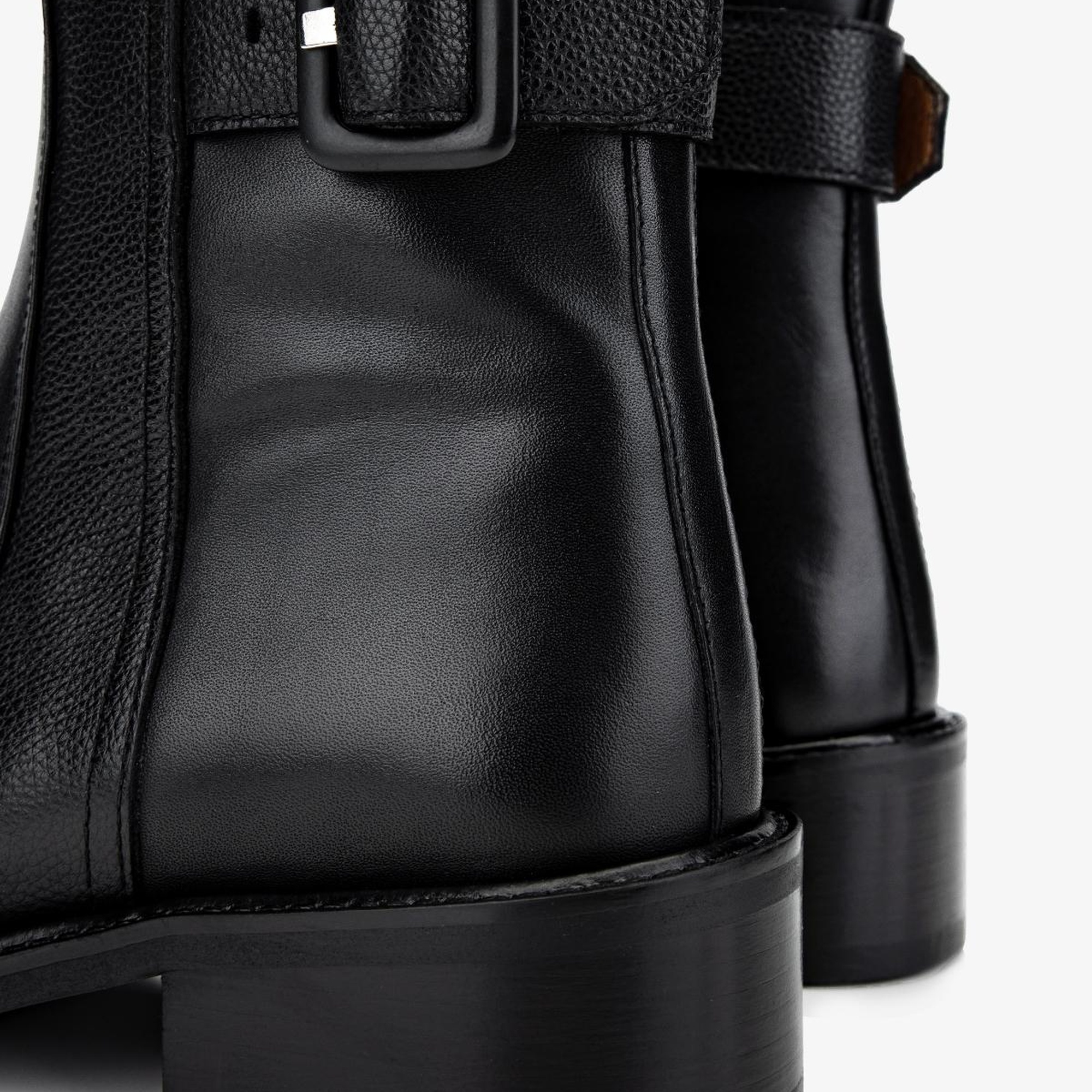 Valmenti Kadın . Siyah Deri Casual Bot