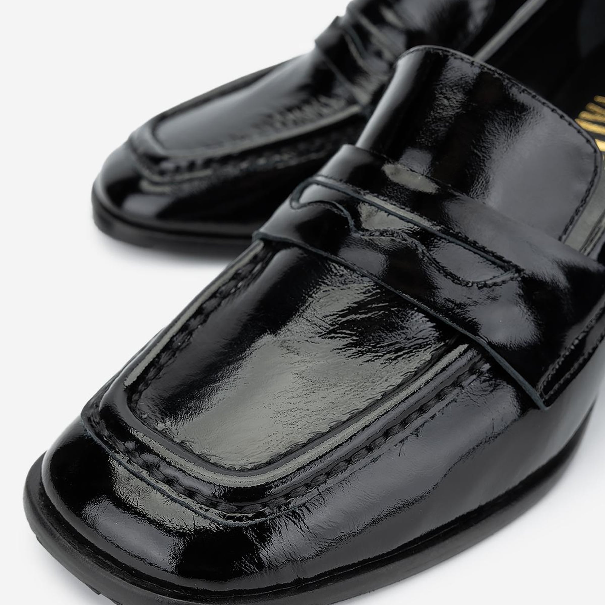 Valmenti Kadın Hakiki Deri Siyah Rugan Topuklu Ayakkabı