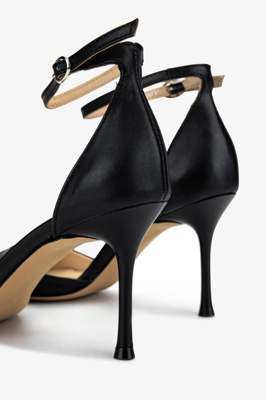  Valmenti Kadın Siyah Deri Topuklu Ayakkabı