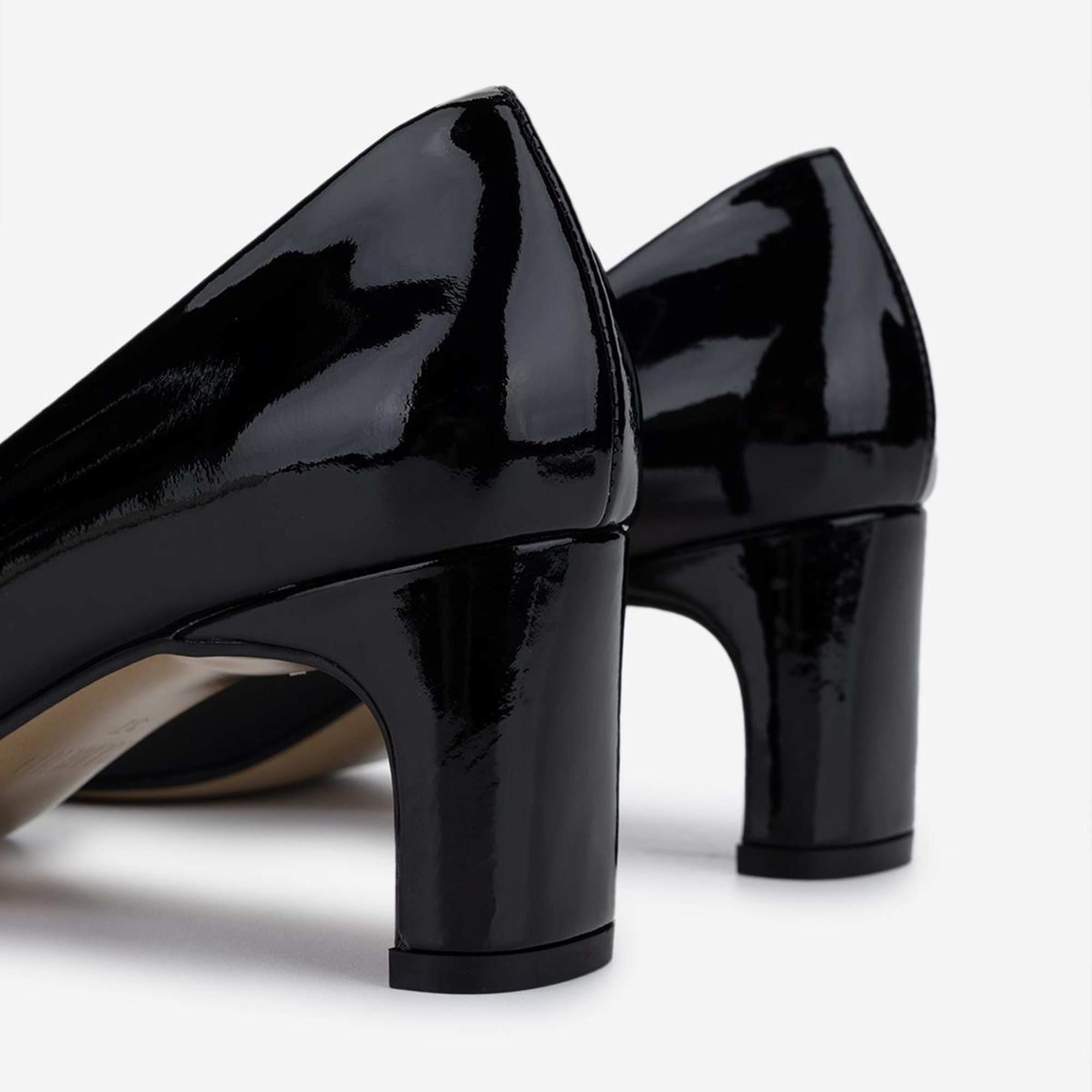 Valmenti Kadın Hakiki Deri Siyah Rugan Topuklu Ayakkabı