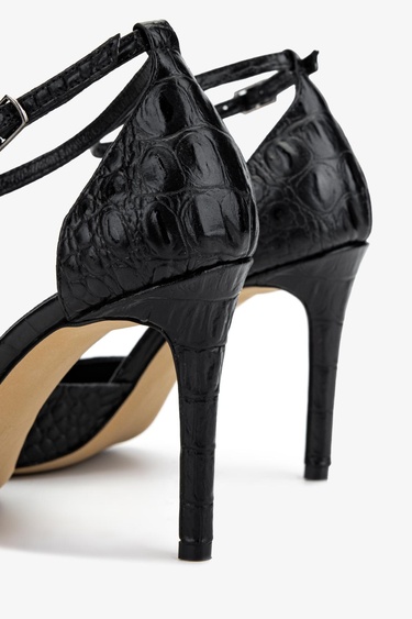  Valmenti Kadın Siyah Topuklu Ayakkabı